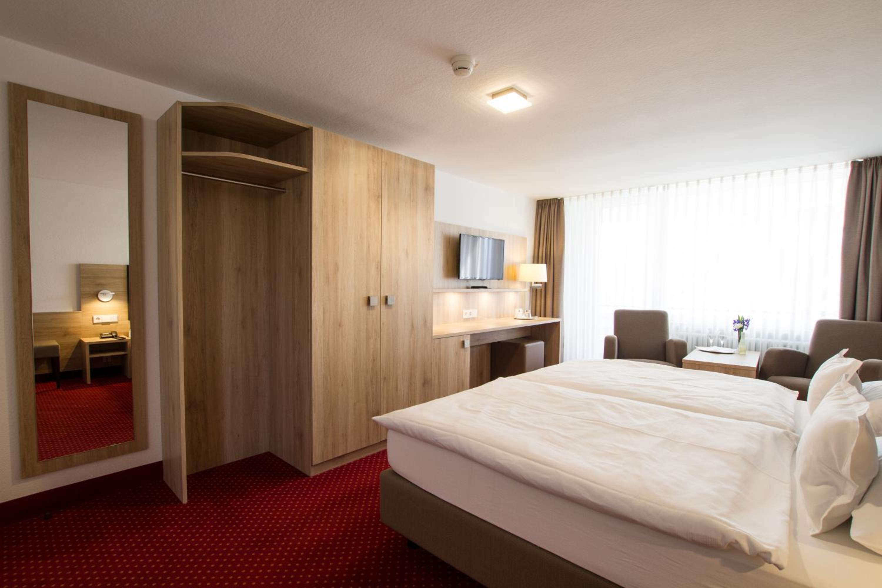 Double Room with Balcony and Lake View - Photo 17