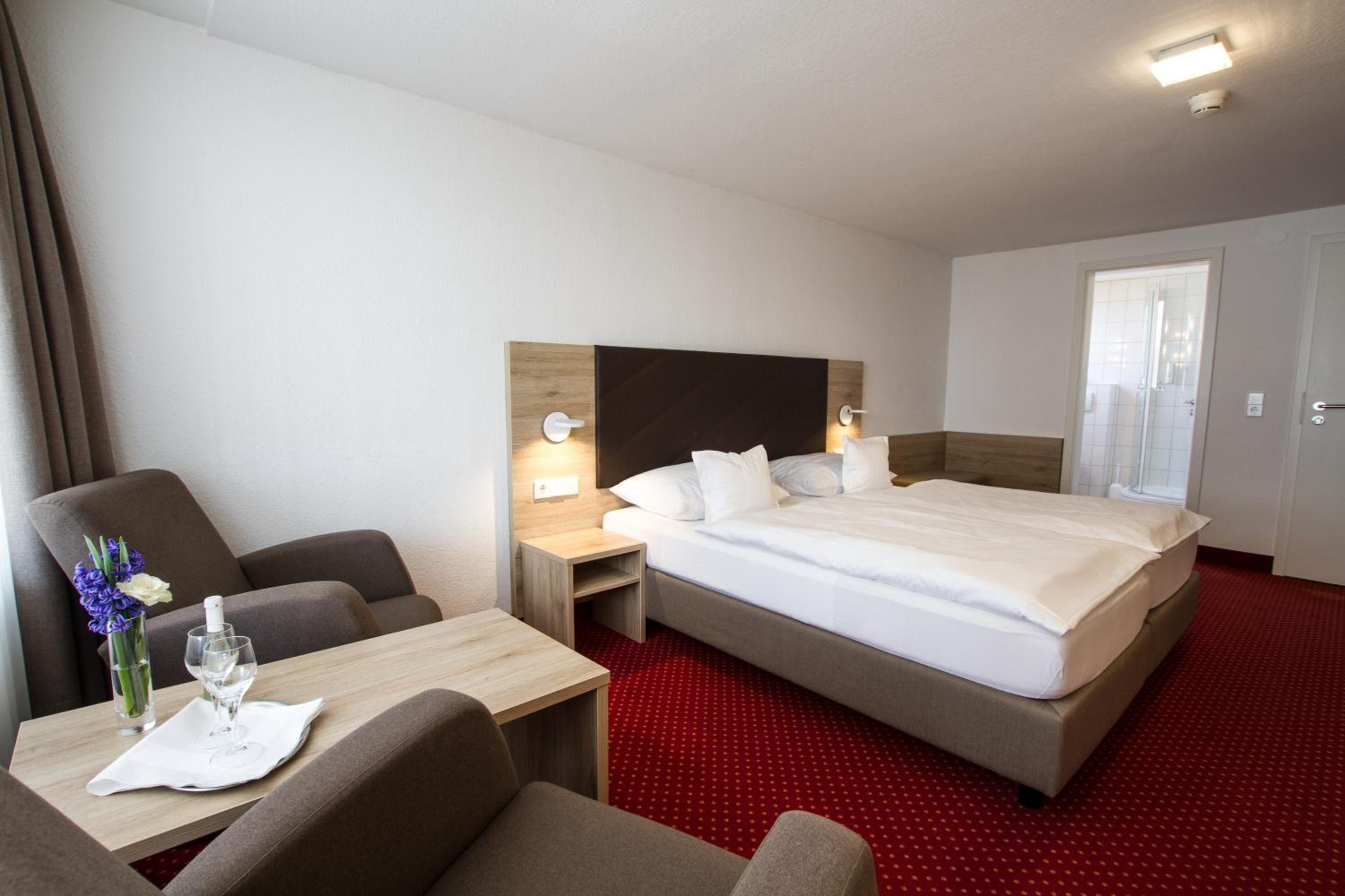 Double Room with Balcony and Lake View - Photo 10
