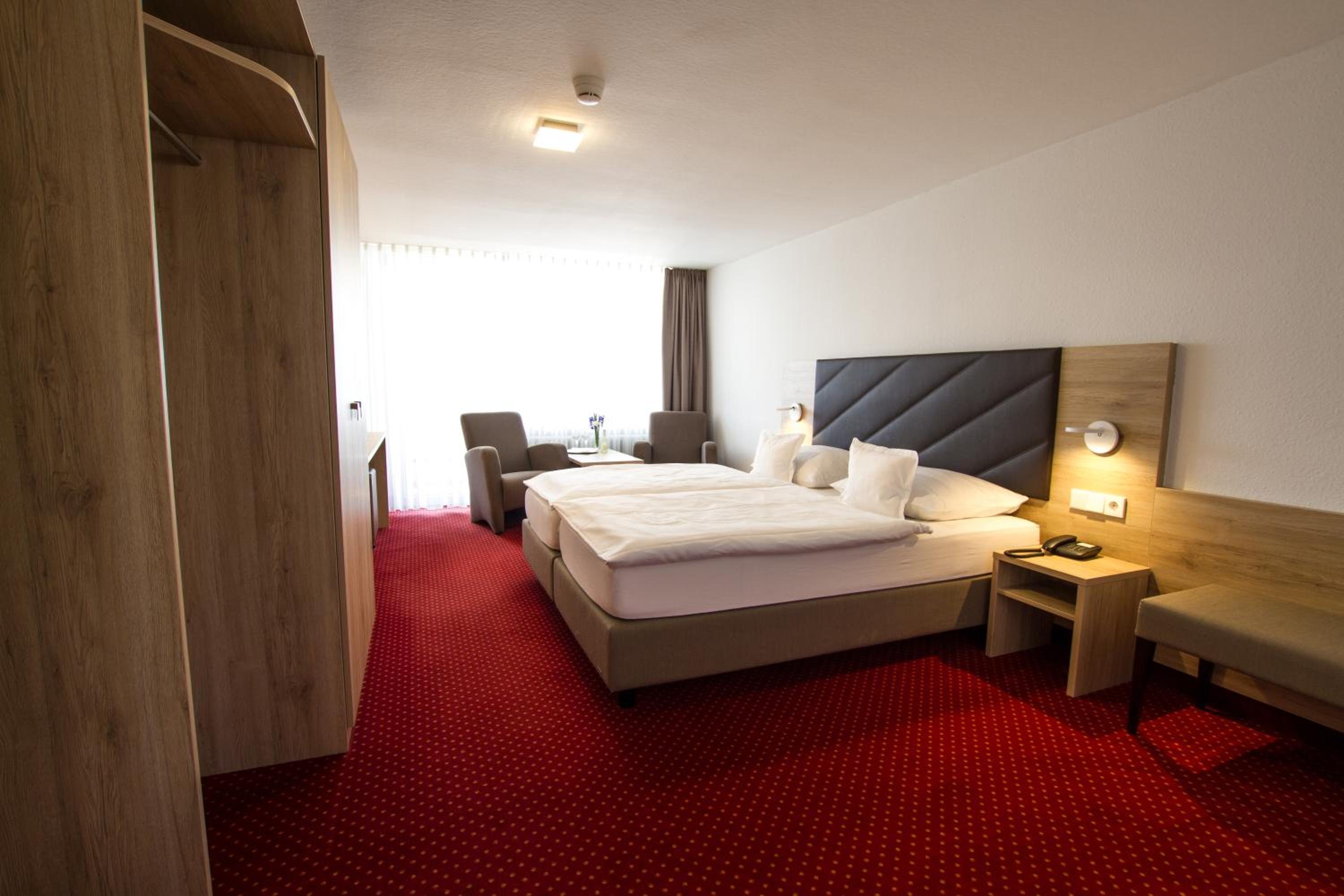 Double Room with Balcony and Lake View - Photo 11