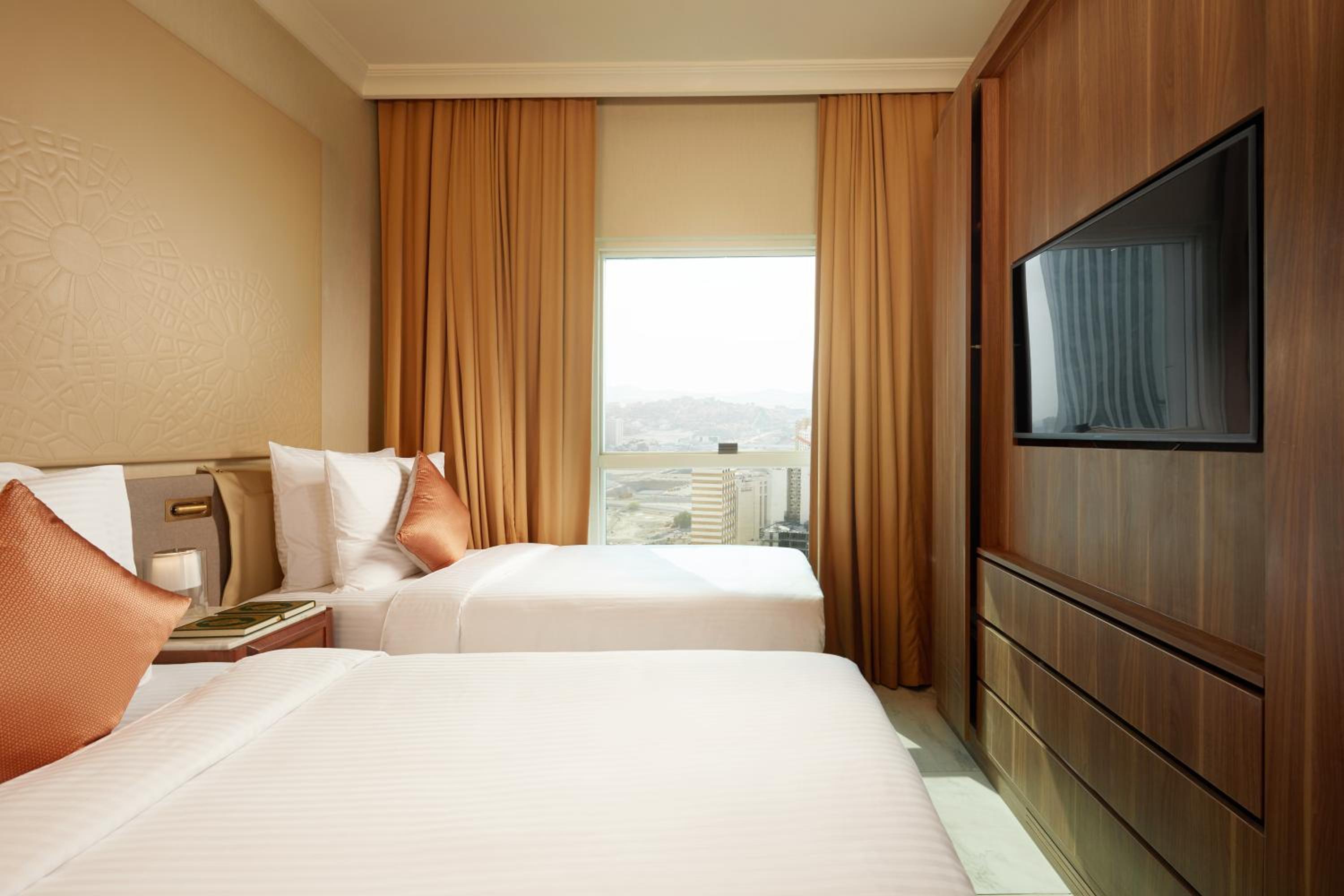 Deluxe Twin Room with Partial Haram View - Photo 1