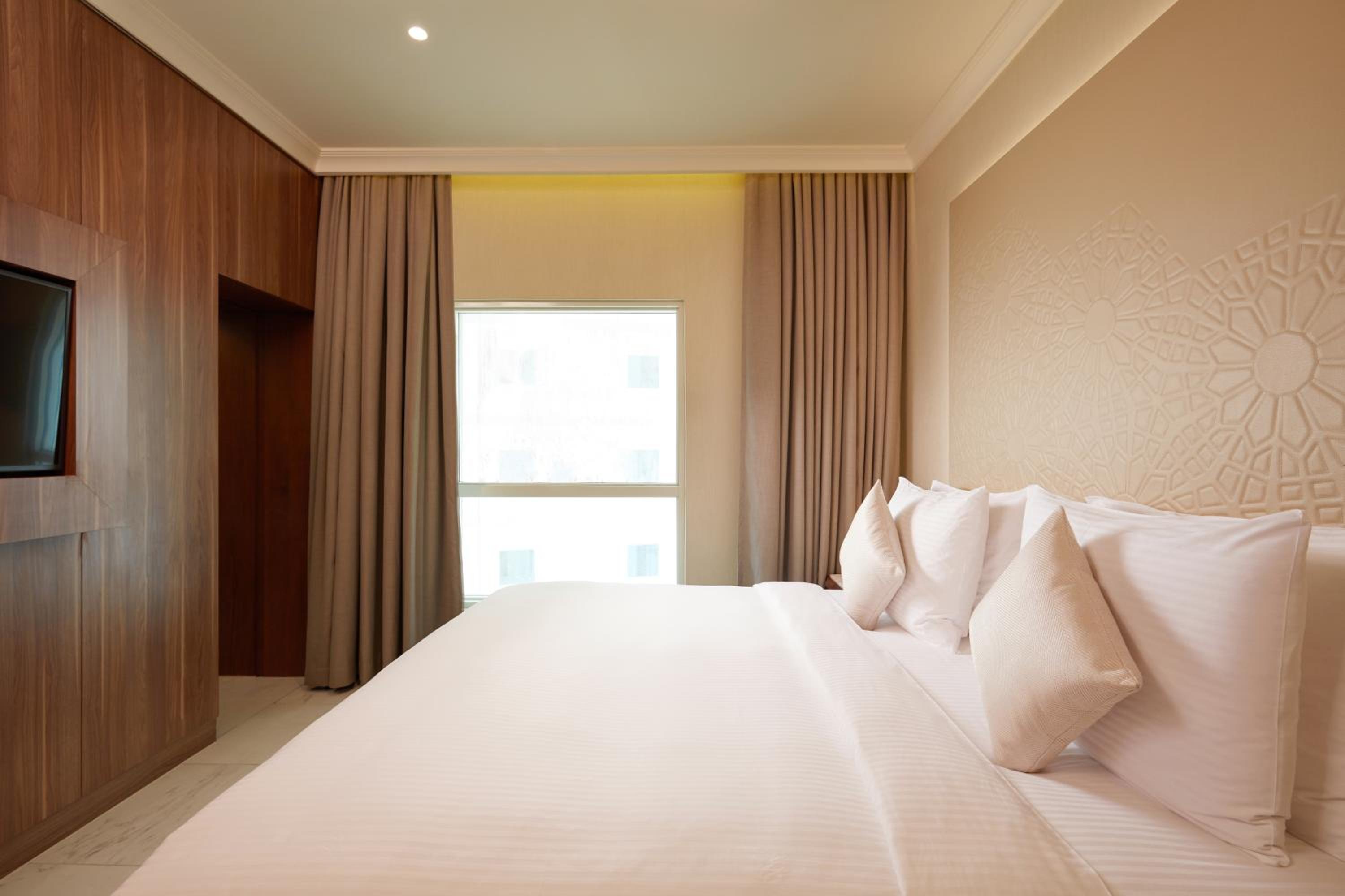 Grand Deluxe King Room - Photo 1