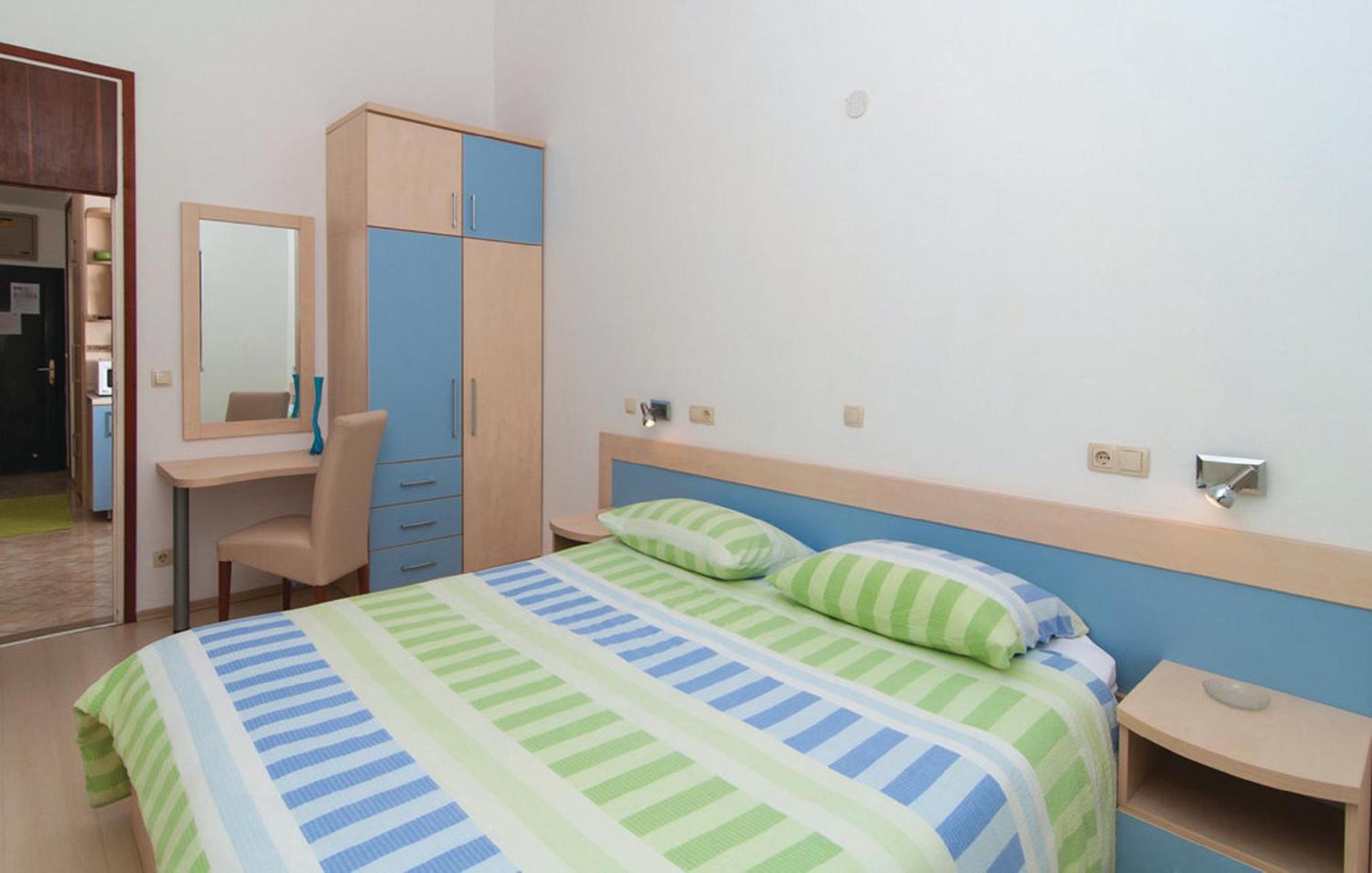 One-Bedroom Apartment with Balcony - Photo 3