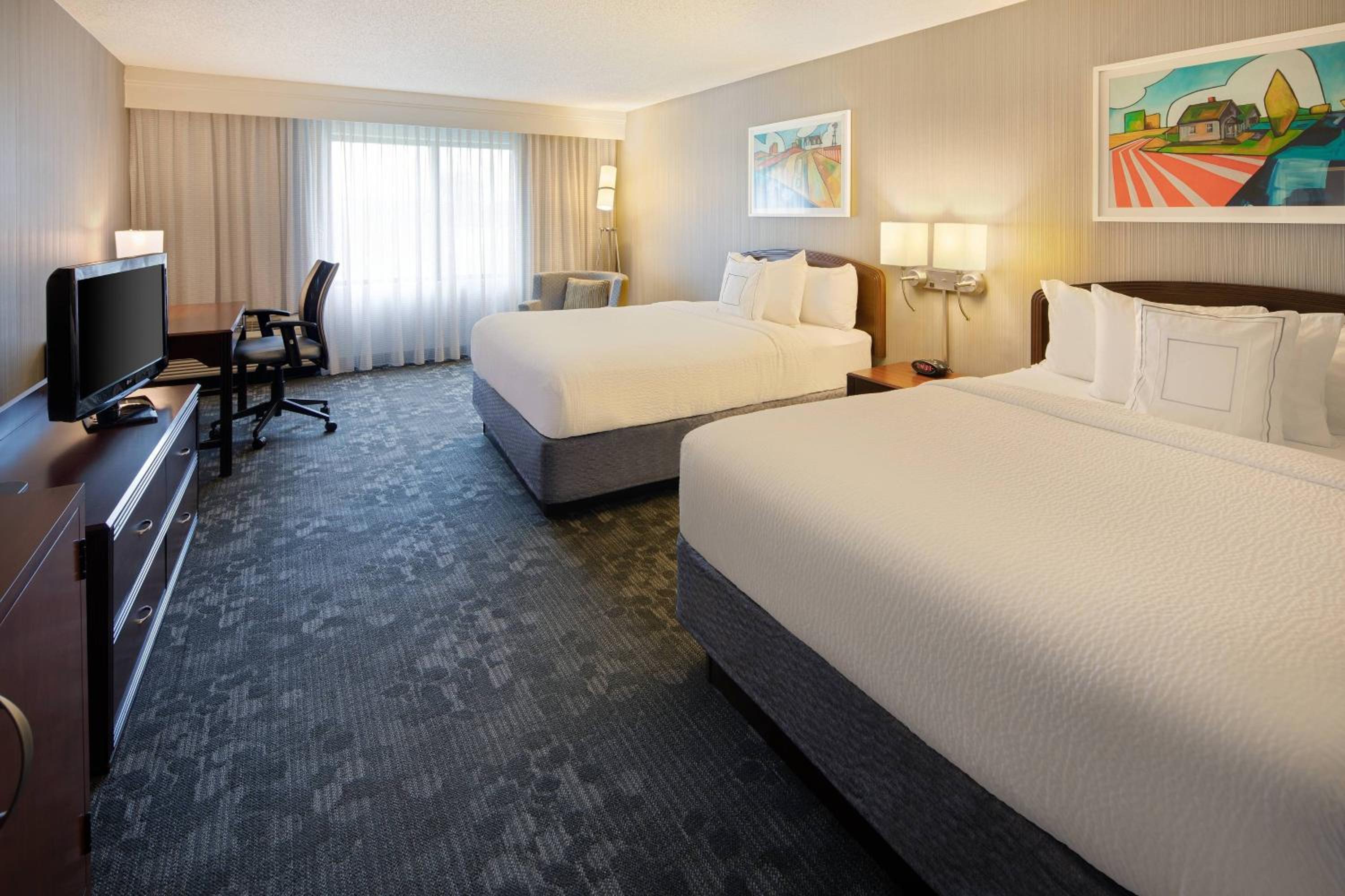 Queen Room with Two Queen Beds - Hearing Accessible