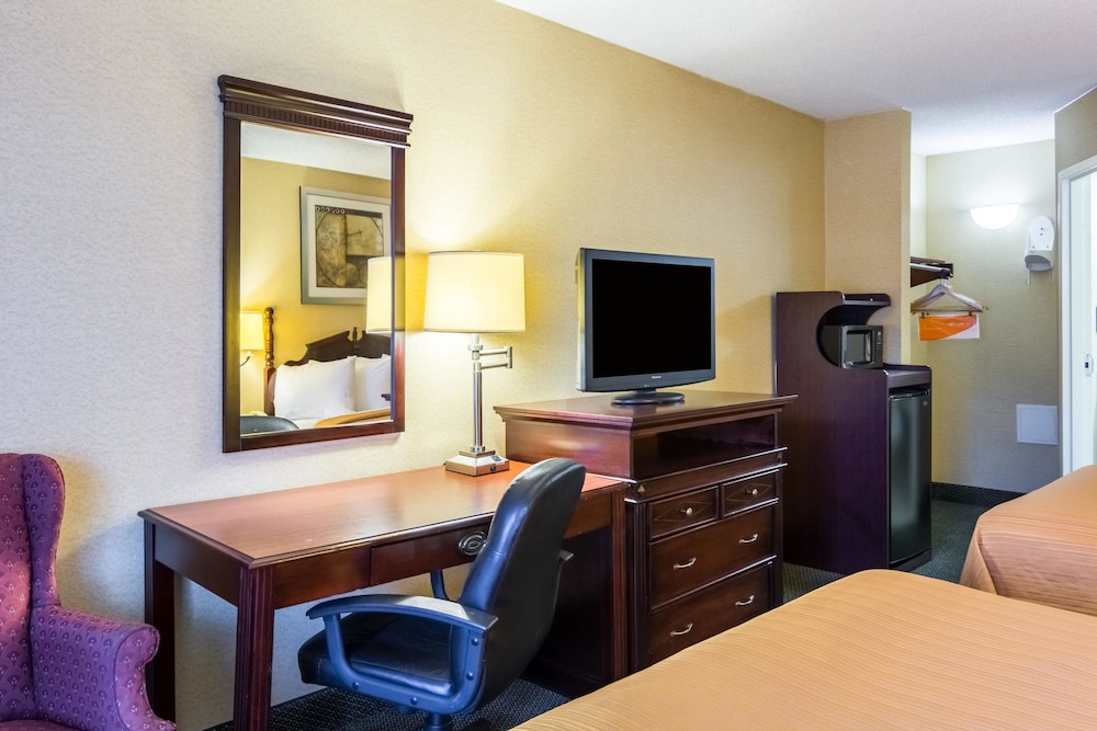 Standard Room, 2 Queen Beds, Smoking - Photo 7