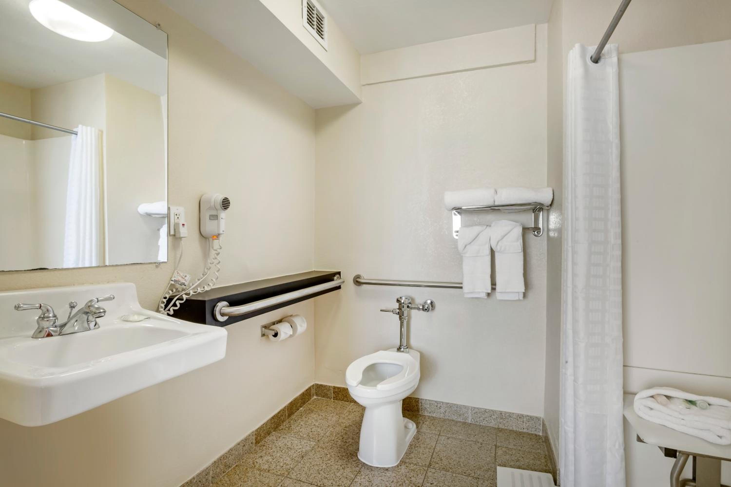 Queen Room - Accessible/Nonsmoking - Photo 4