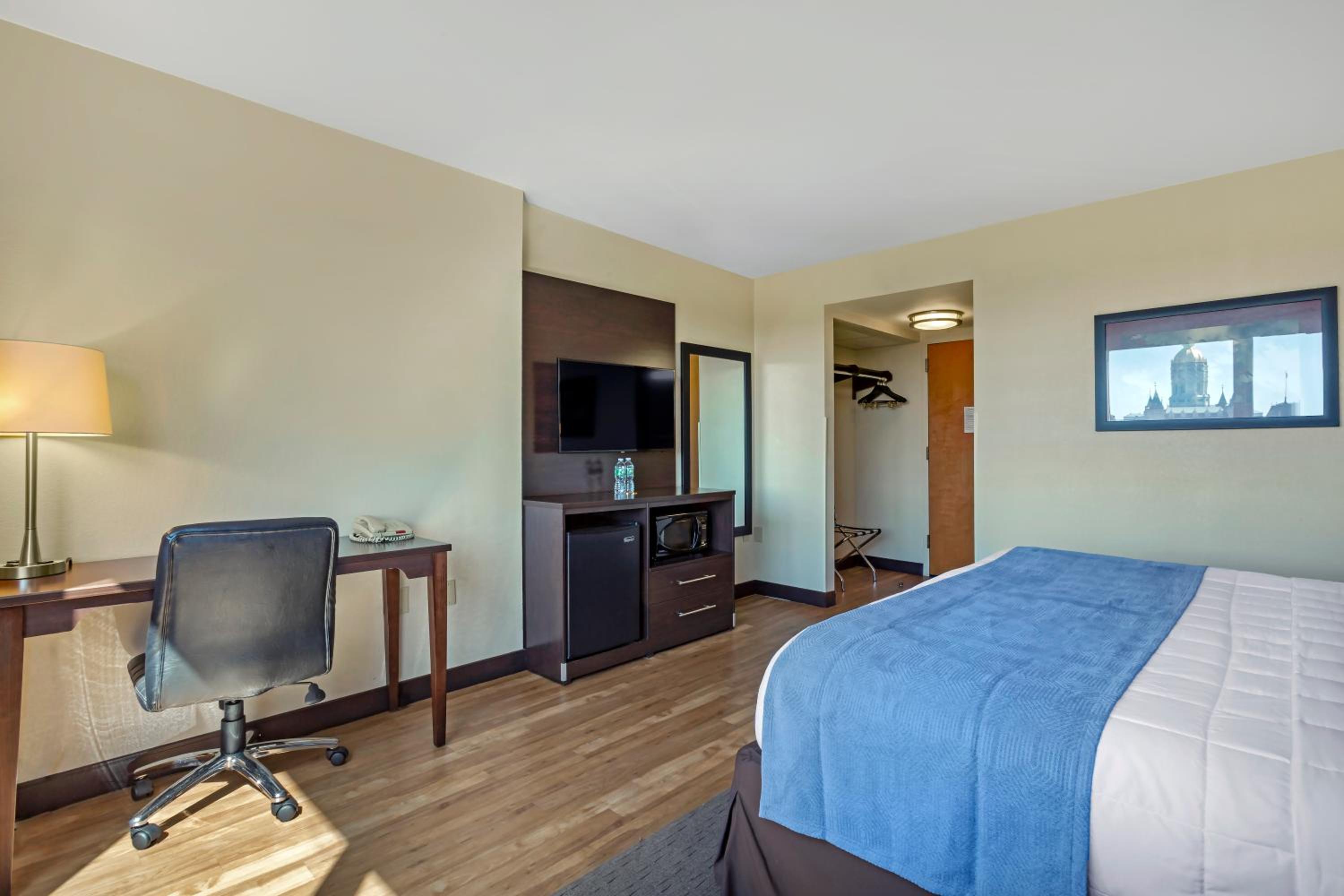 Queen Room - Accessible/Nonsmoking - Photo 6
