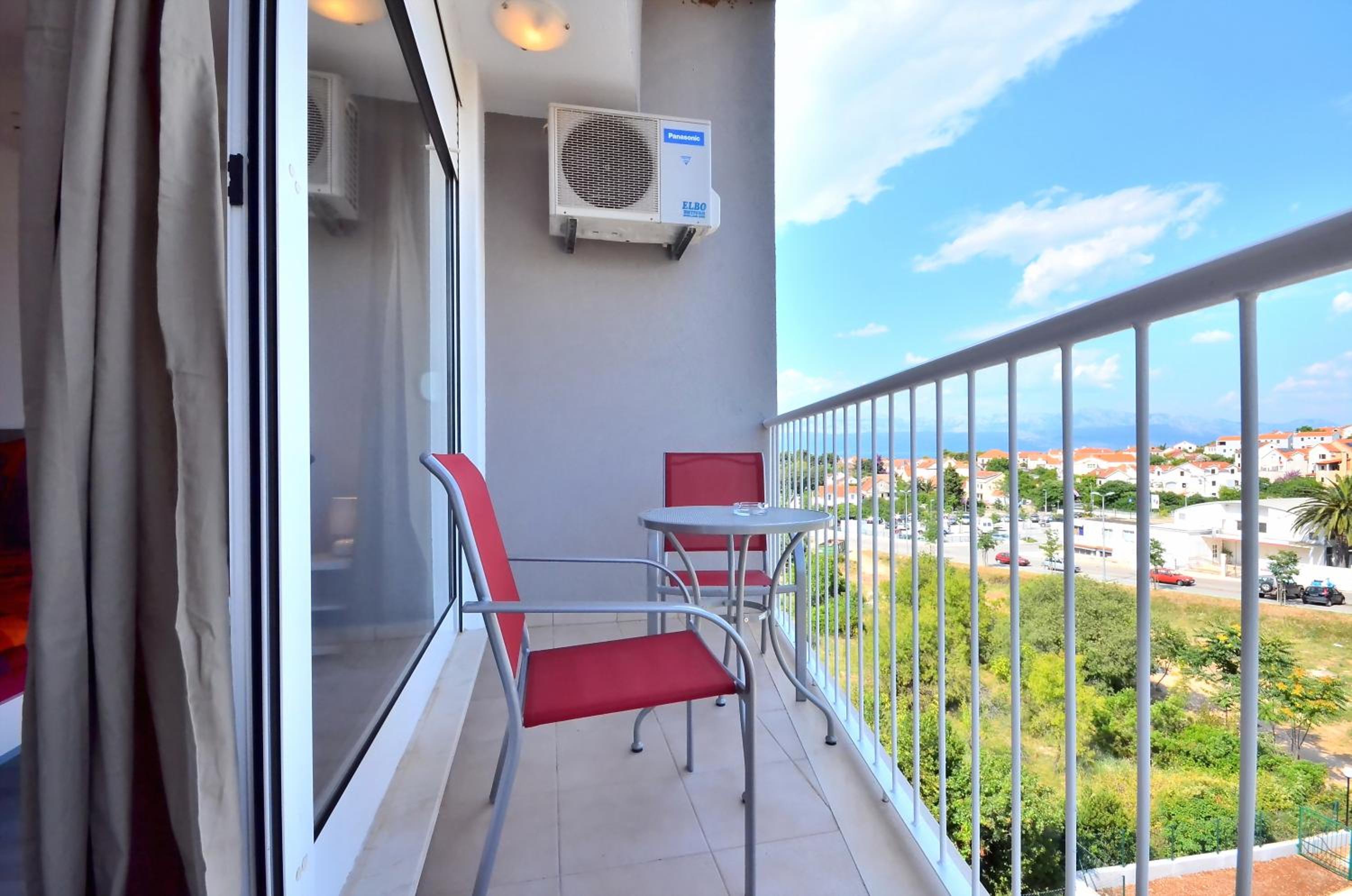 Three-Bedroom Apartment with Balcony photo 3