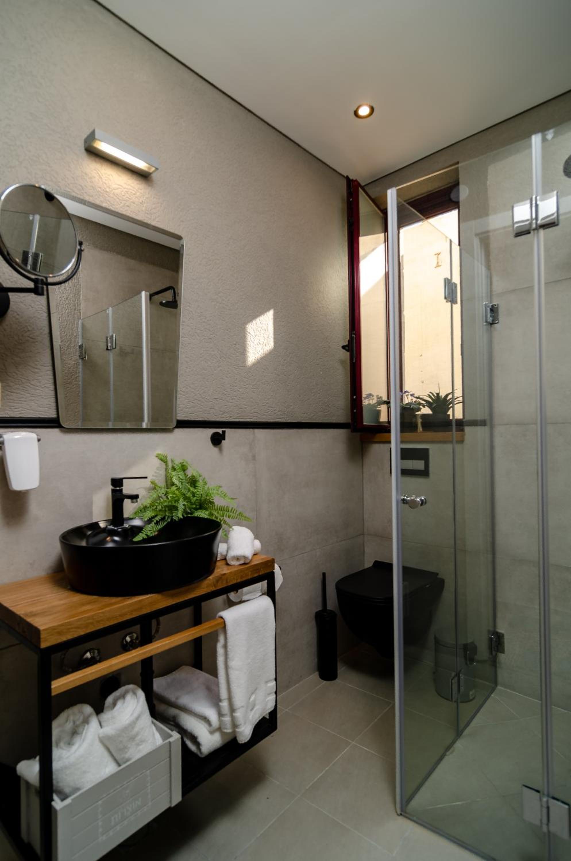 Deluxe Family Suite - Photo 3