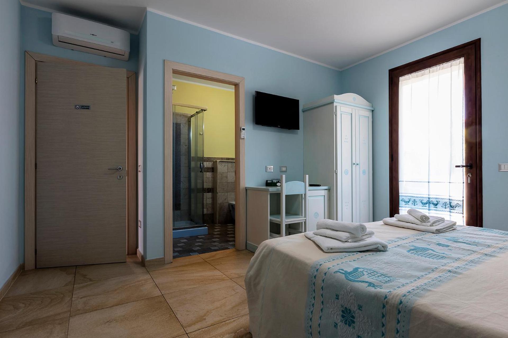 Deluxe Double Room with Balcony photo 3