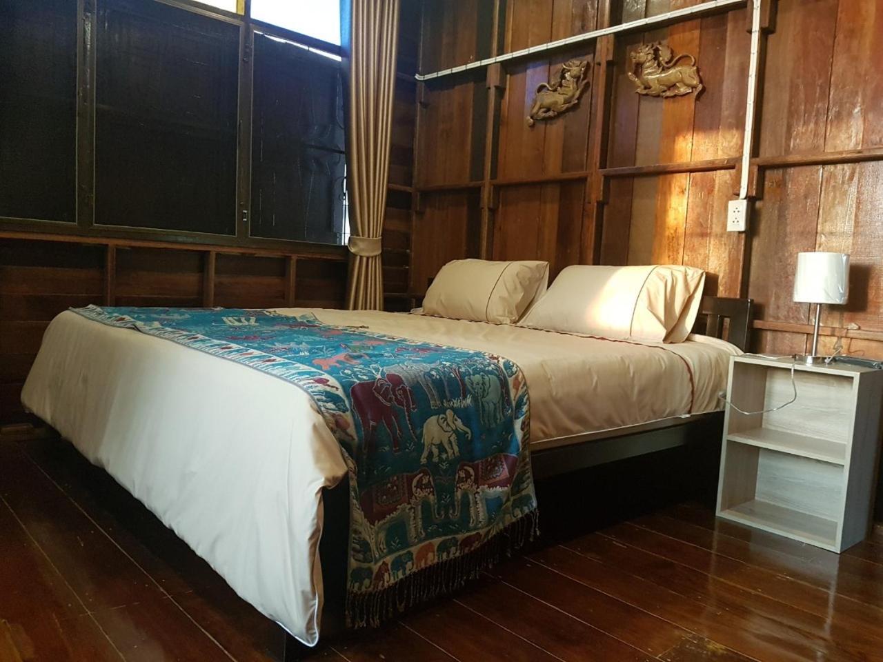 King Room with Balcony - Photo 6