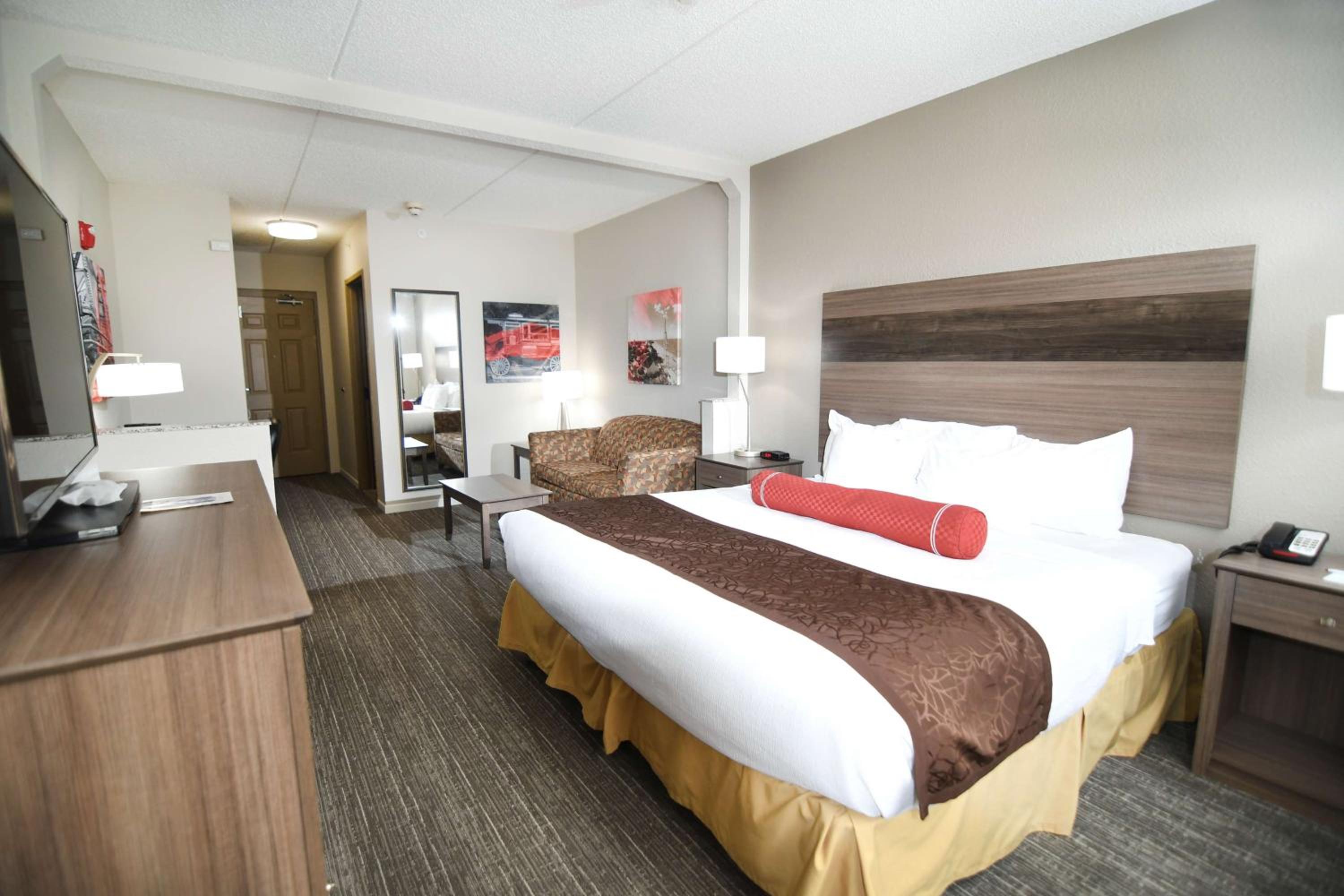 King Suite with Bath Tub - Disability/Non-Smoking - Photo 4