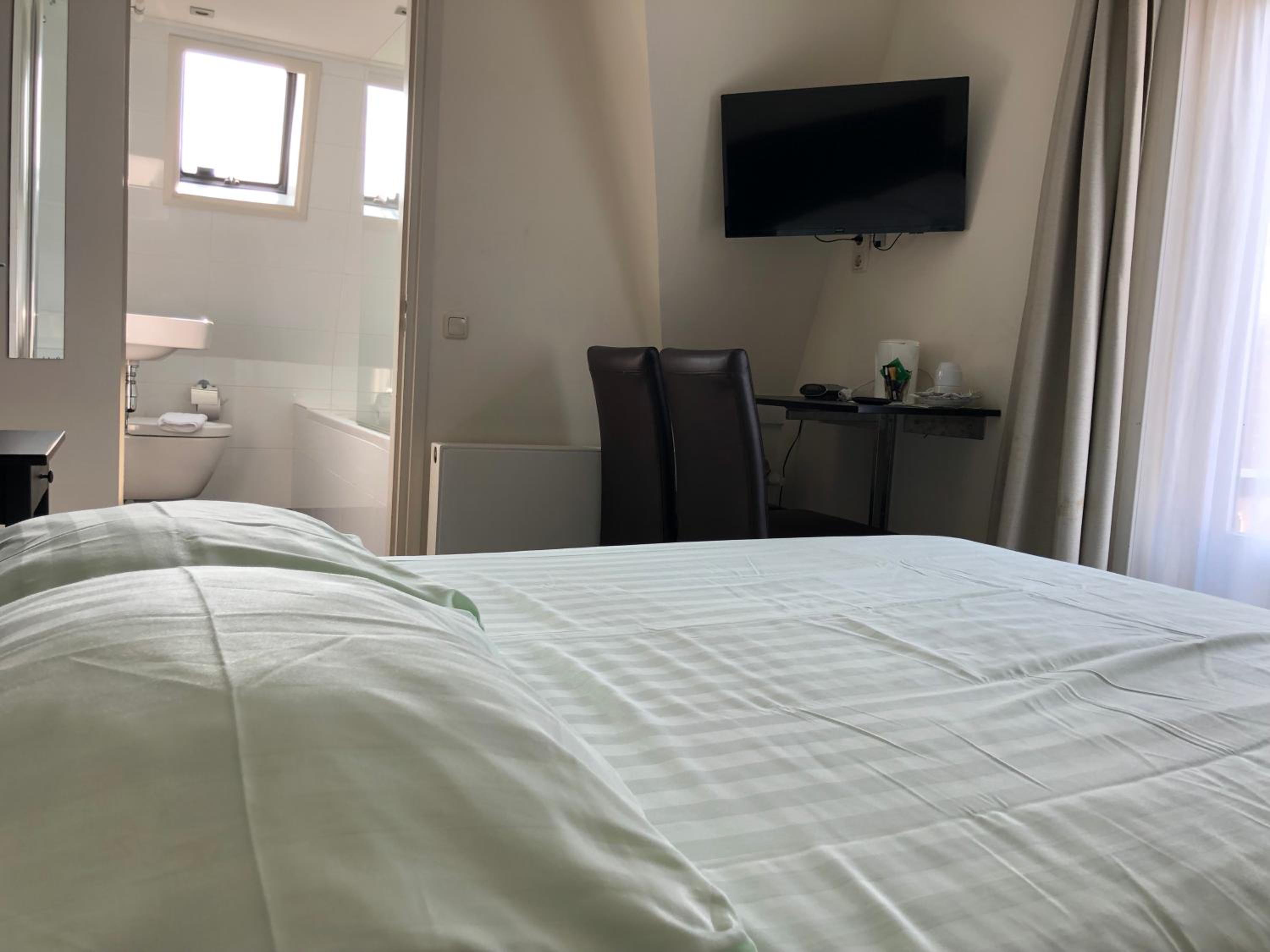 Deluxe Double Room with Bath - Photo 5
