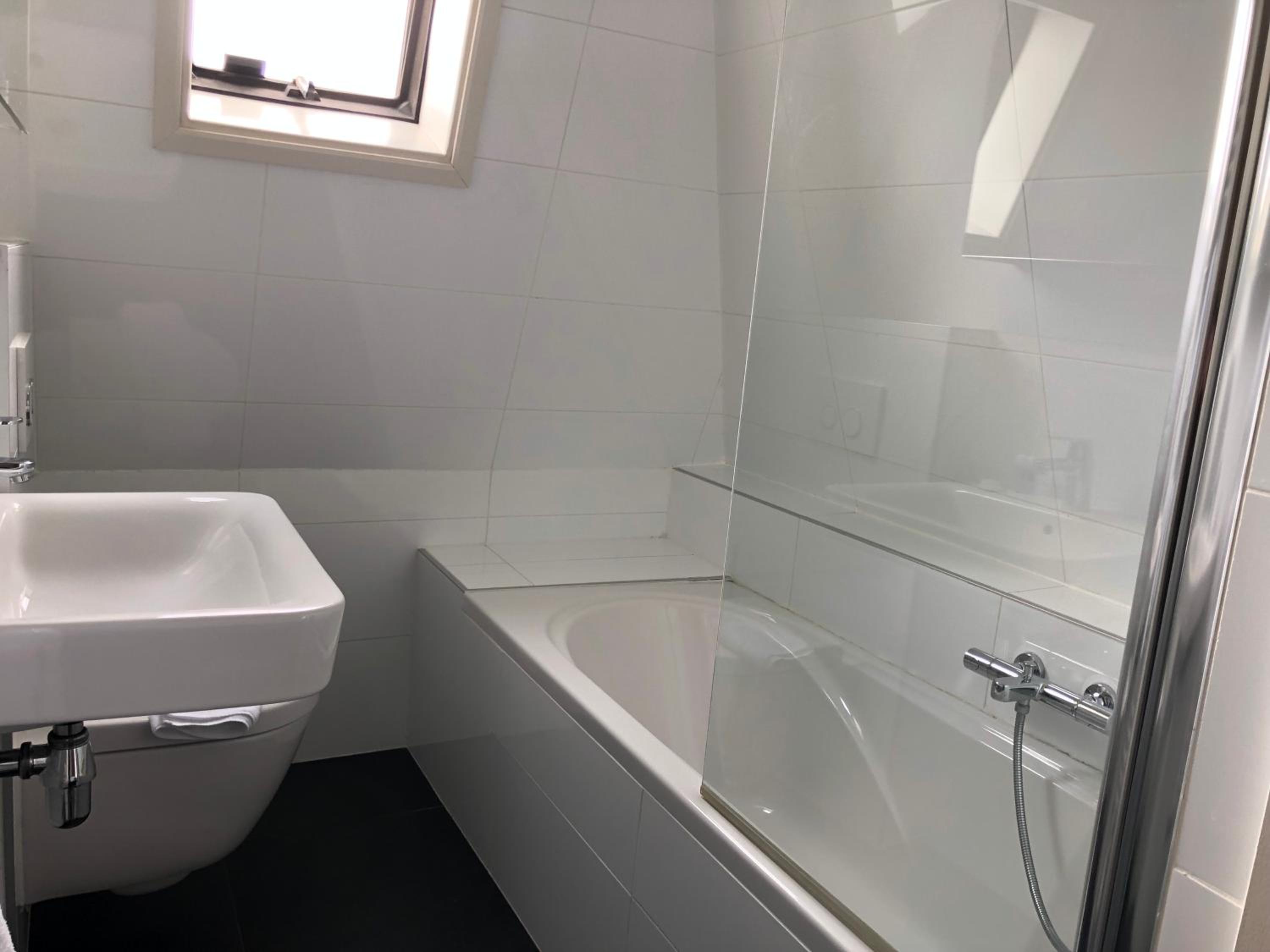 Deluxe Double Room with Bath - Photo 7
