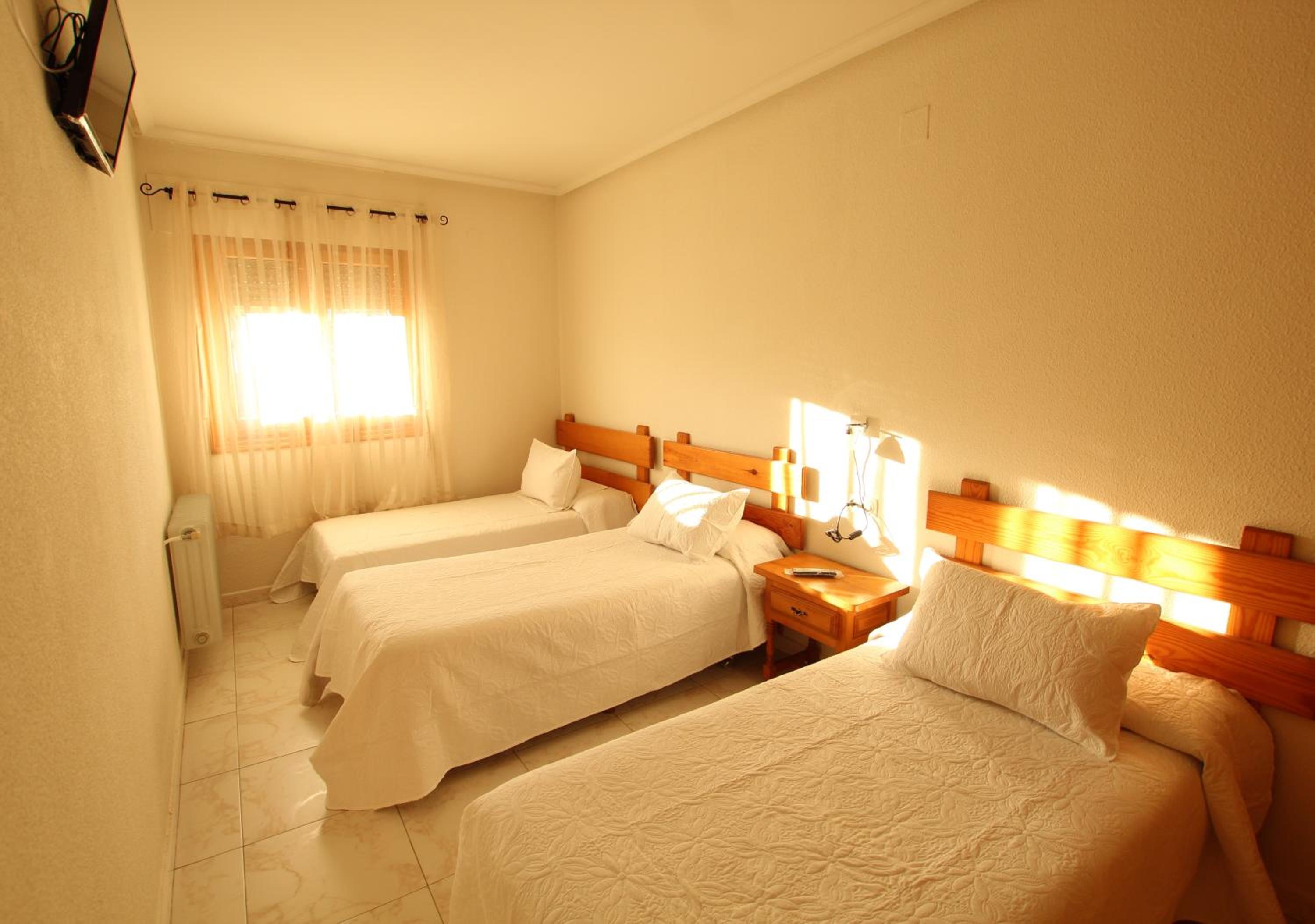 Habitación Triple con Vista a la Montaña