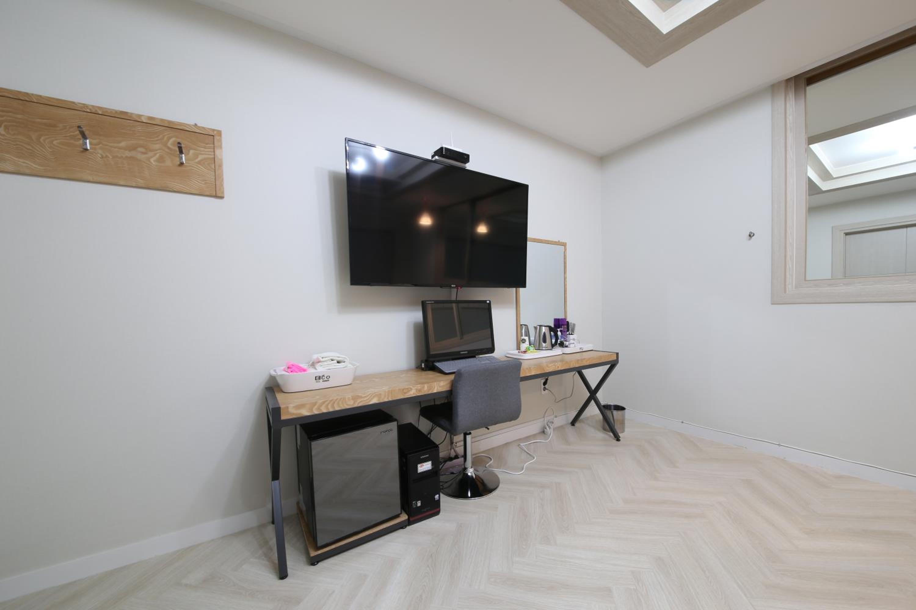 Large Double Room - Photo 3