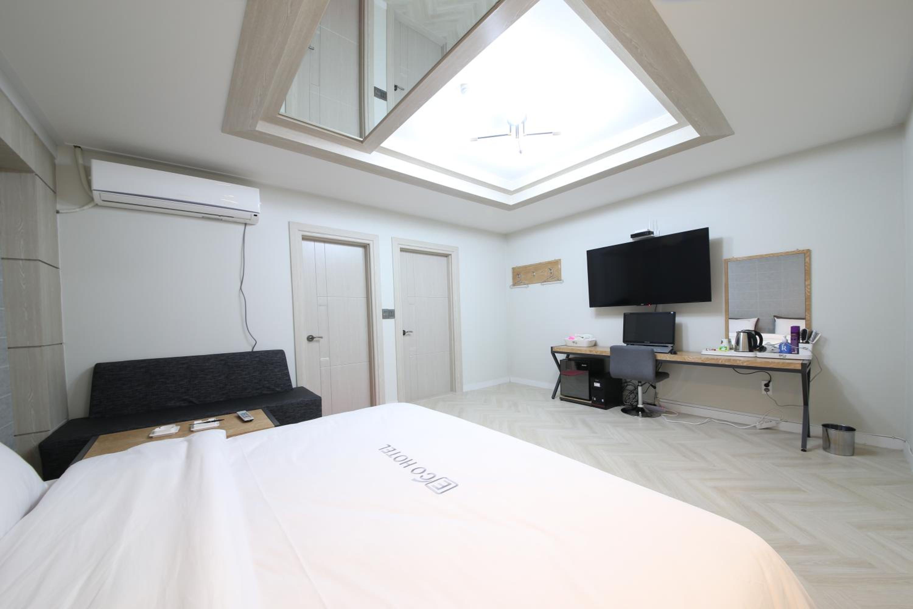 Large Double Room - Photo 4
