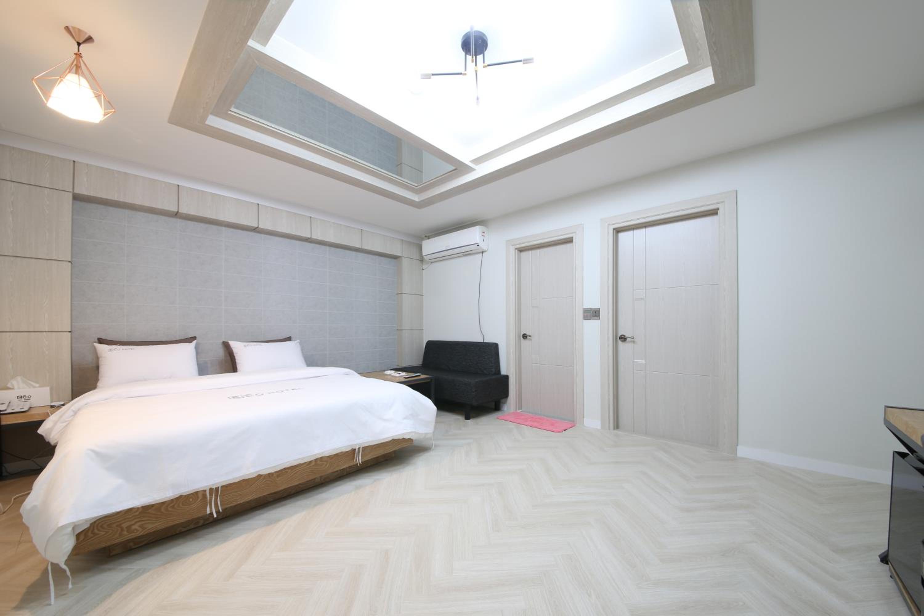 Large Double Room - Photo 6
