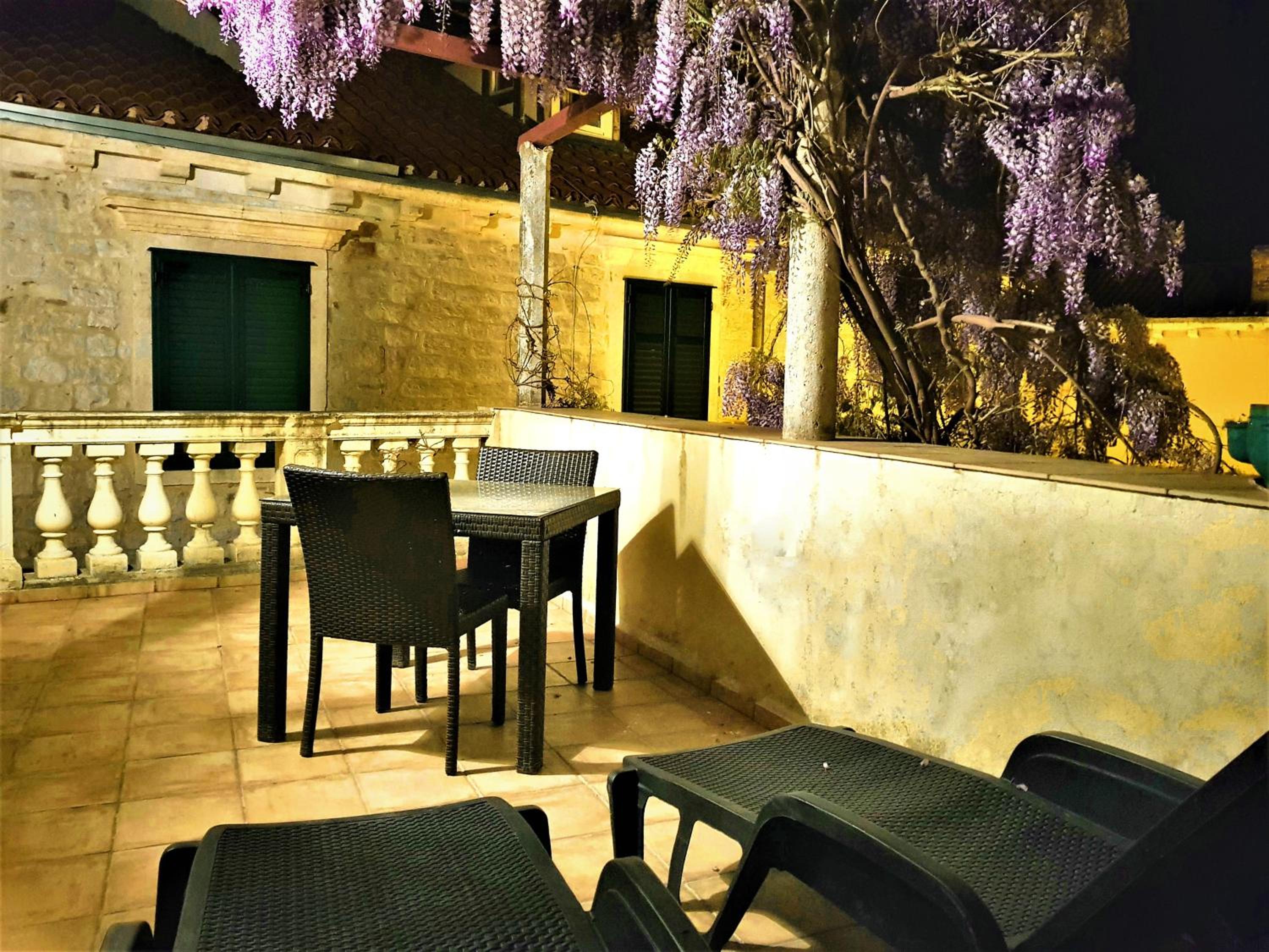 Deluxe Studio Apartment with Terrace - Photo 5