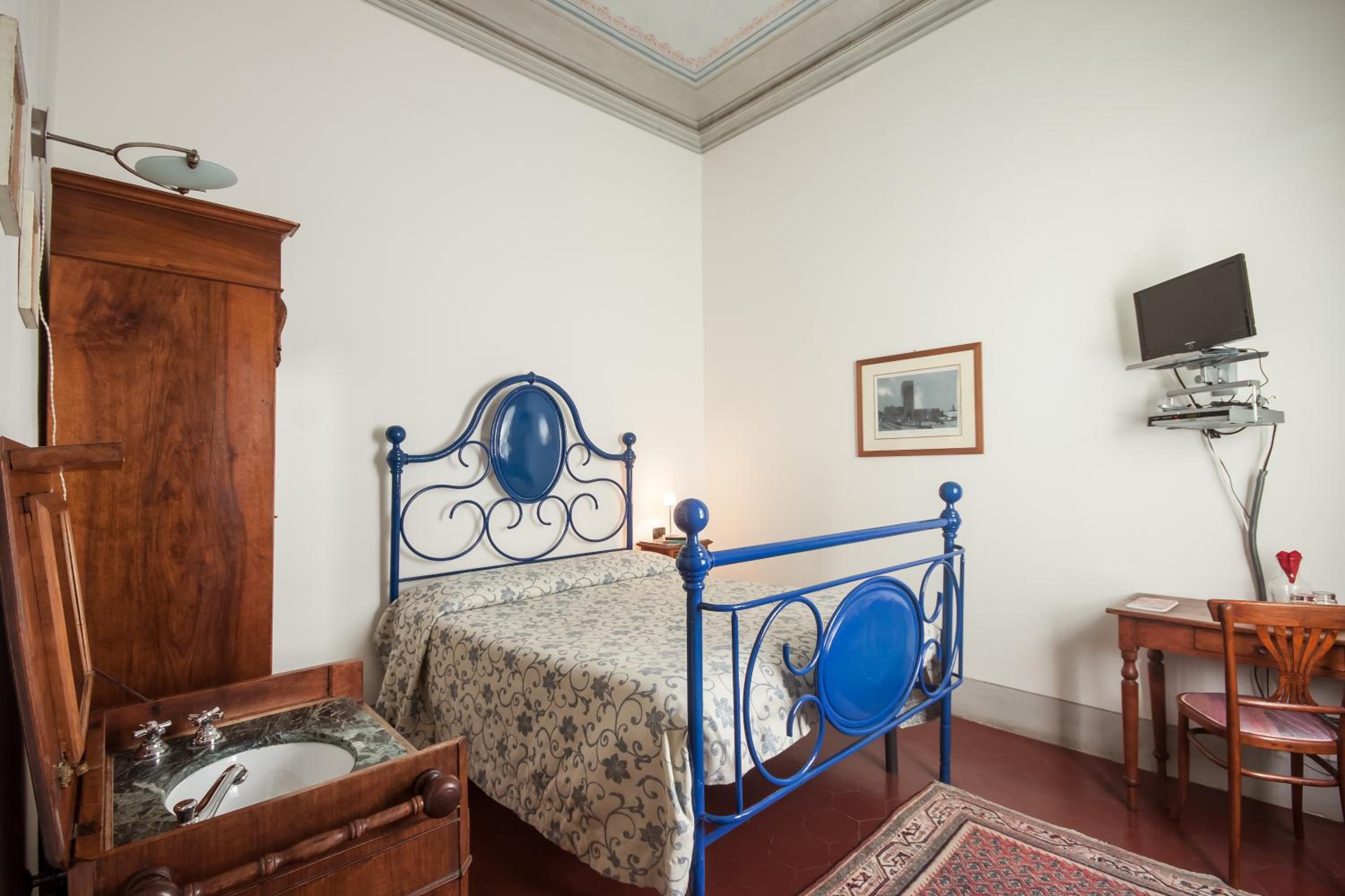 Double Room with French Bed and Private External Bathroom photo 1
