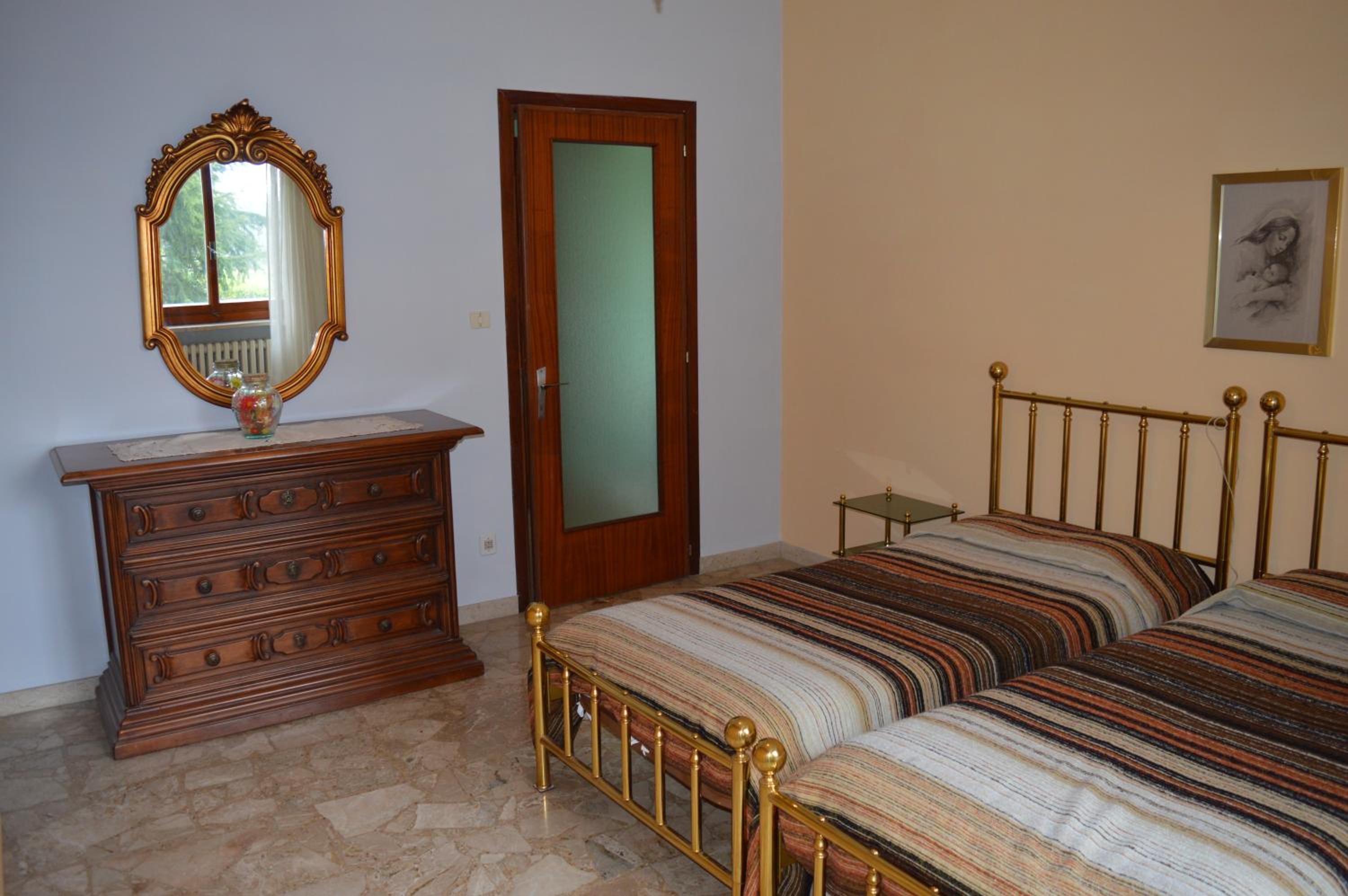 Five-Bedroom House photo 1