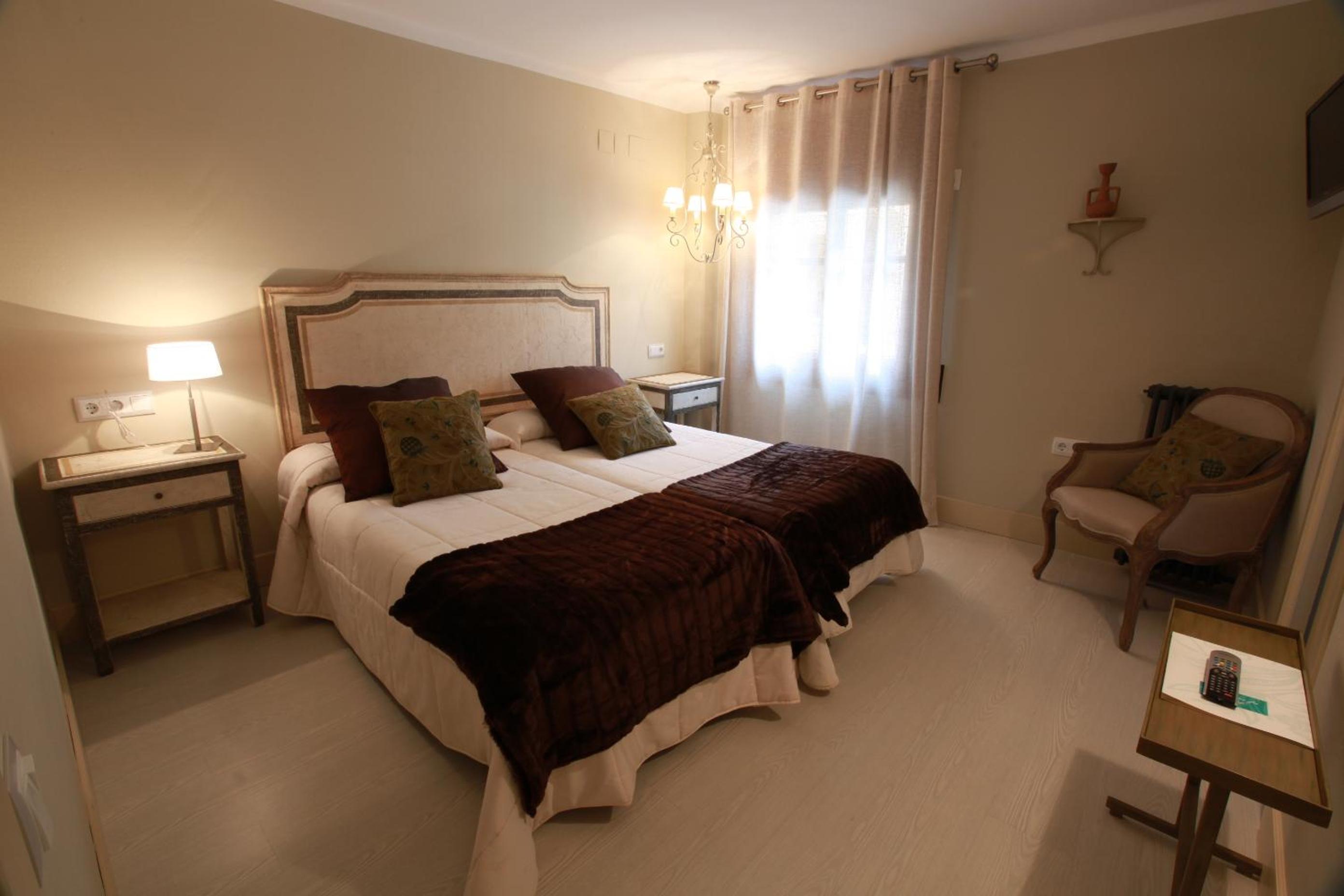 Deluxe Queen Room with Two Queen Beds photo 3