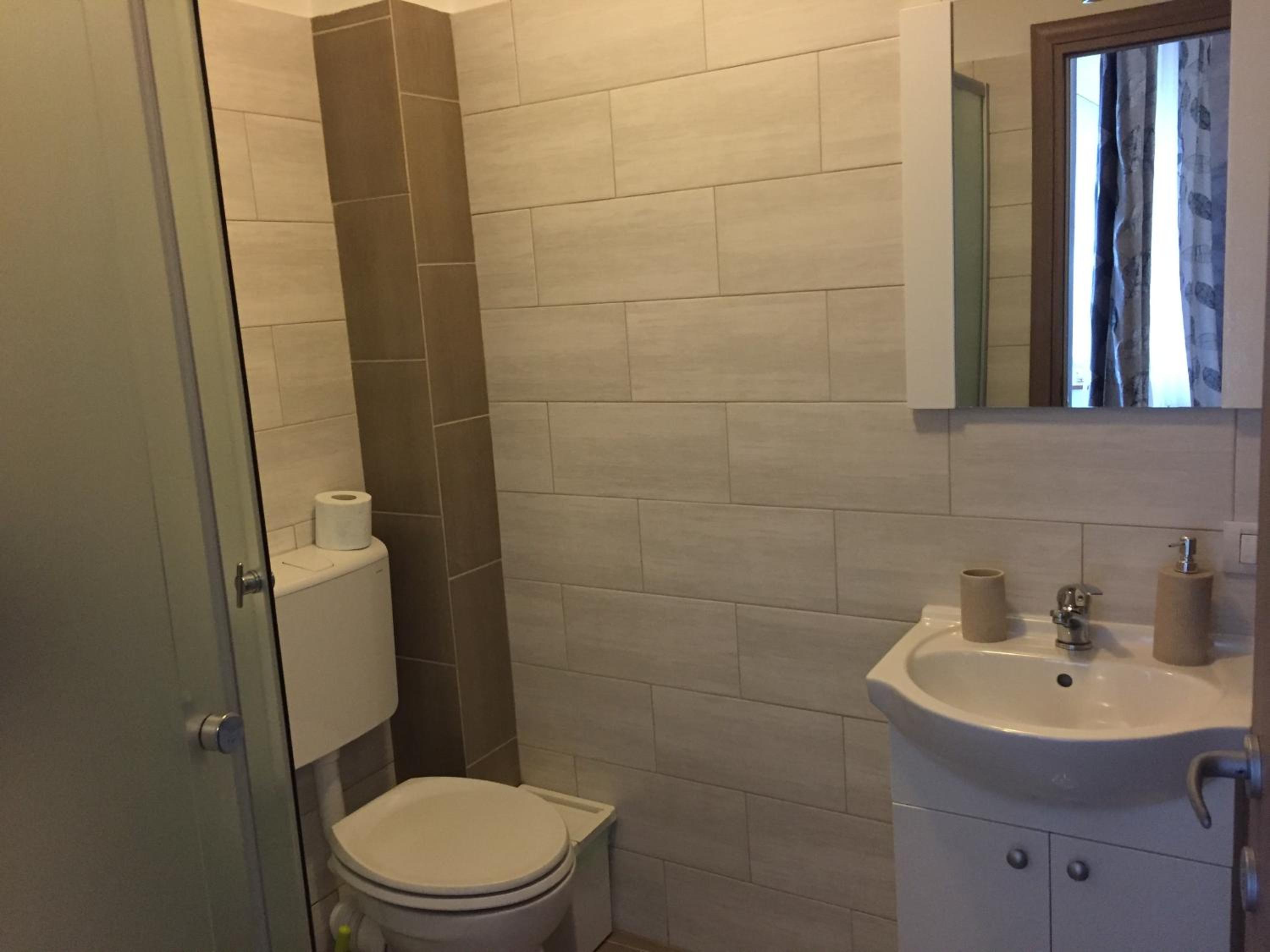 Twin Room with Balcony - Photo 16