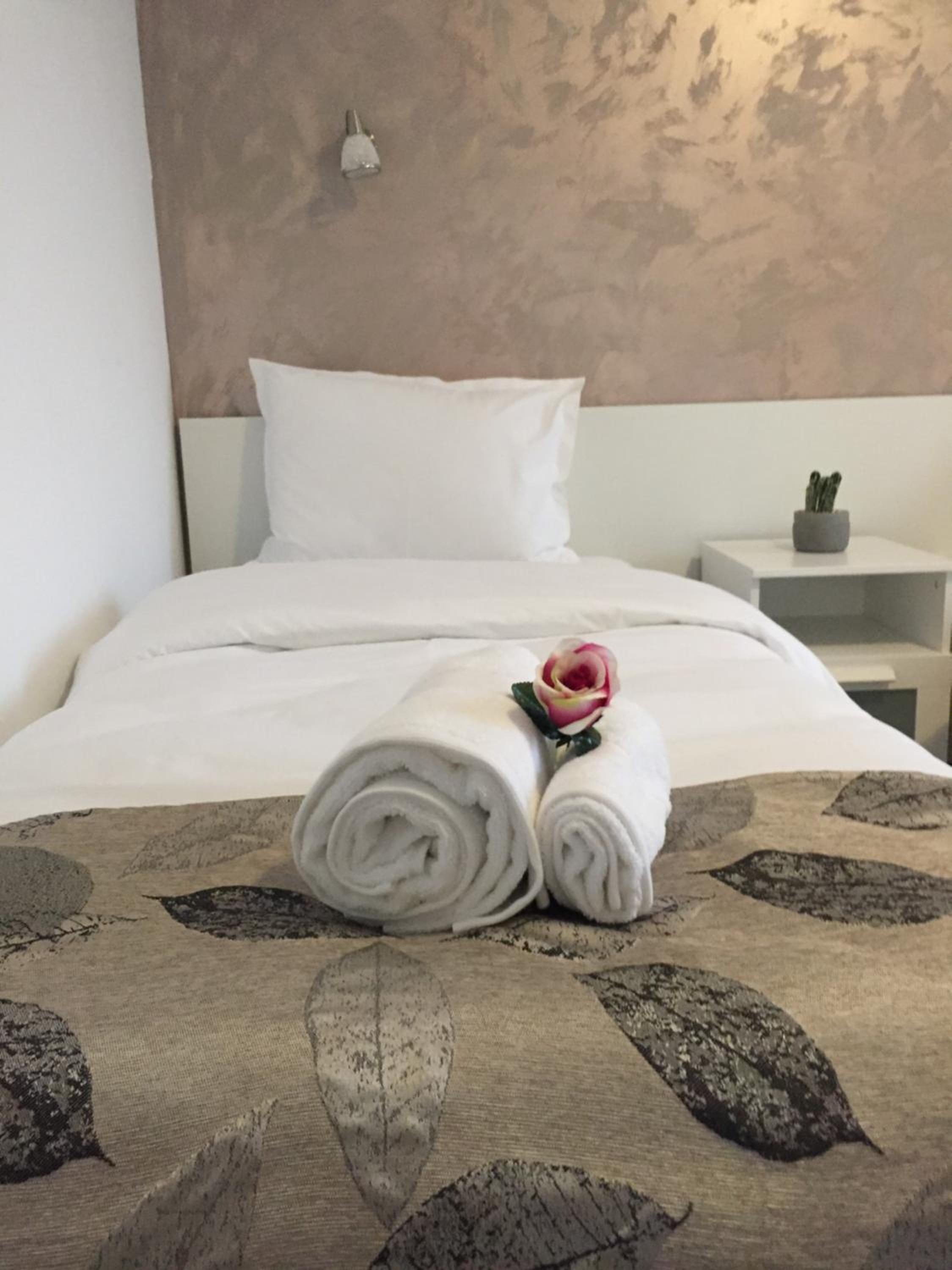 Twin Room with Balcony - Photo 8