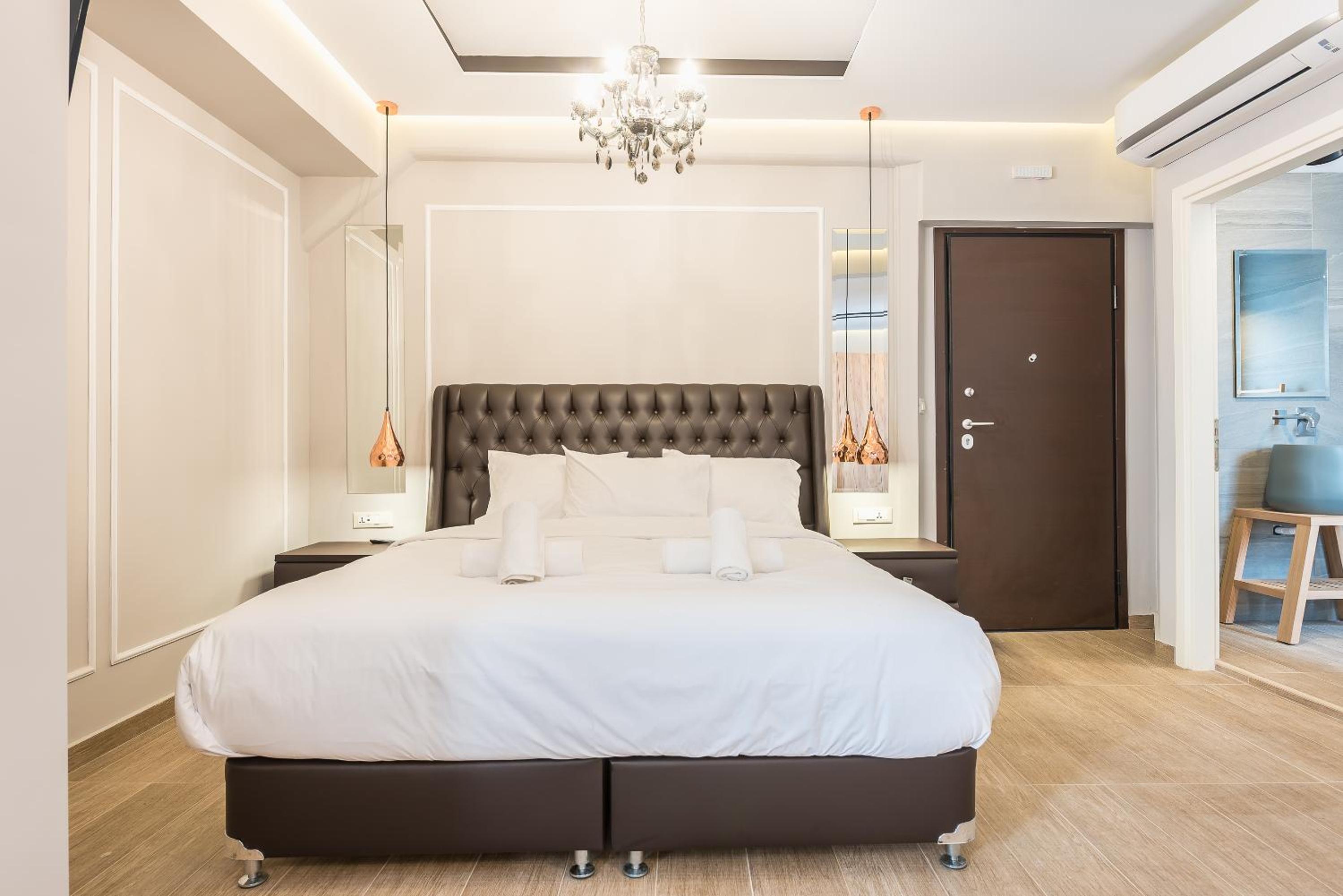 Signature Suite with Balcony, City View photo 1