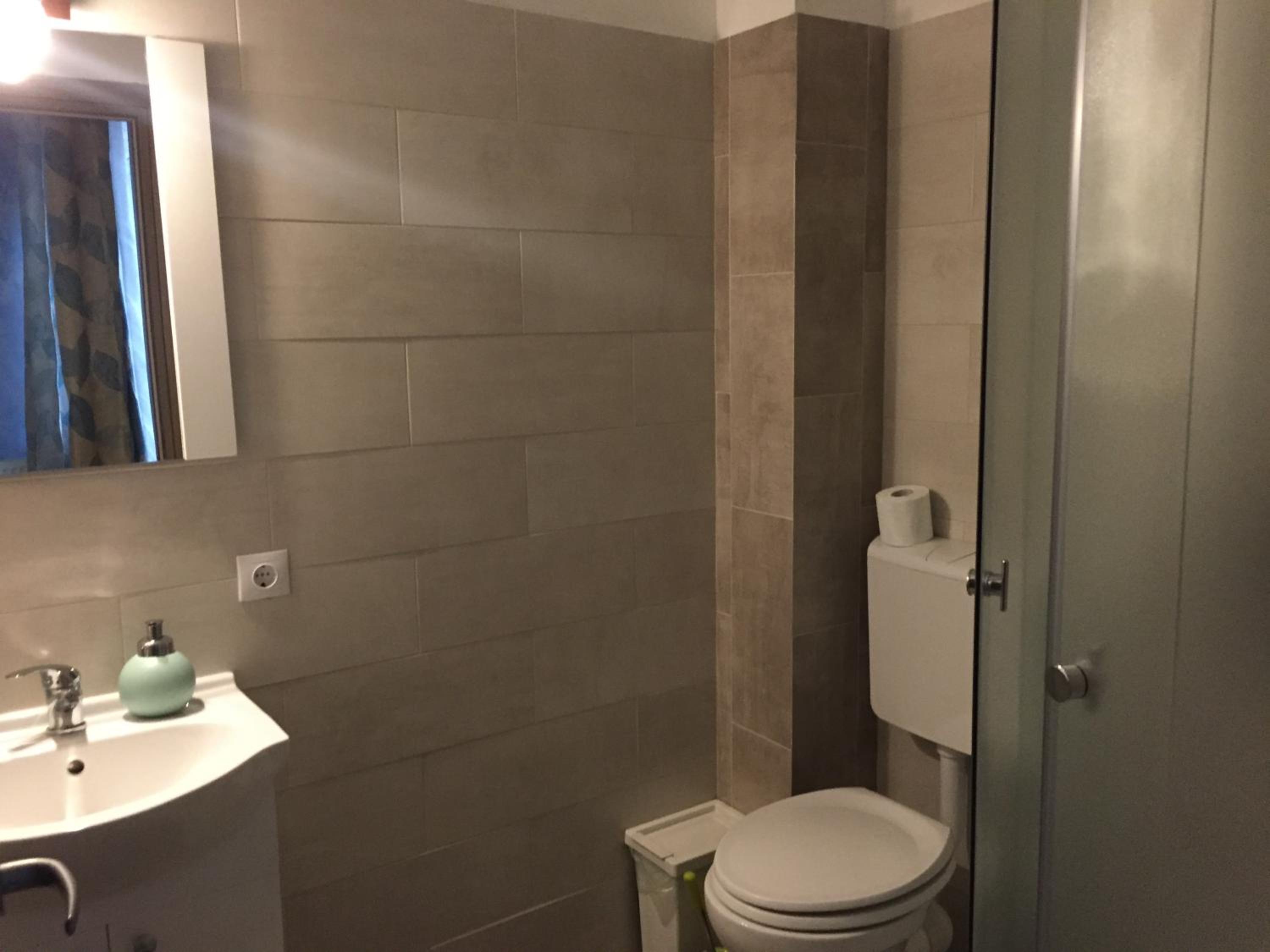 Twin Room with Balcony - Photo 13