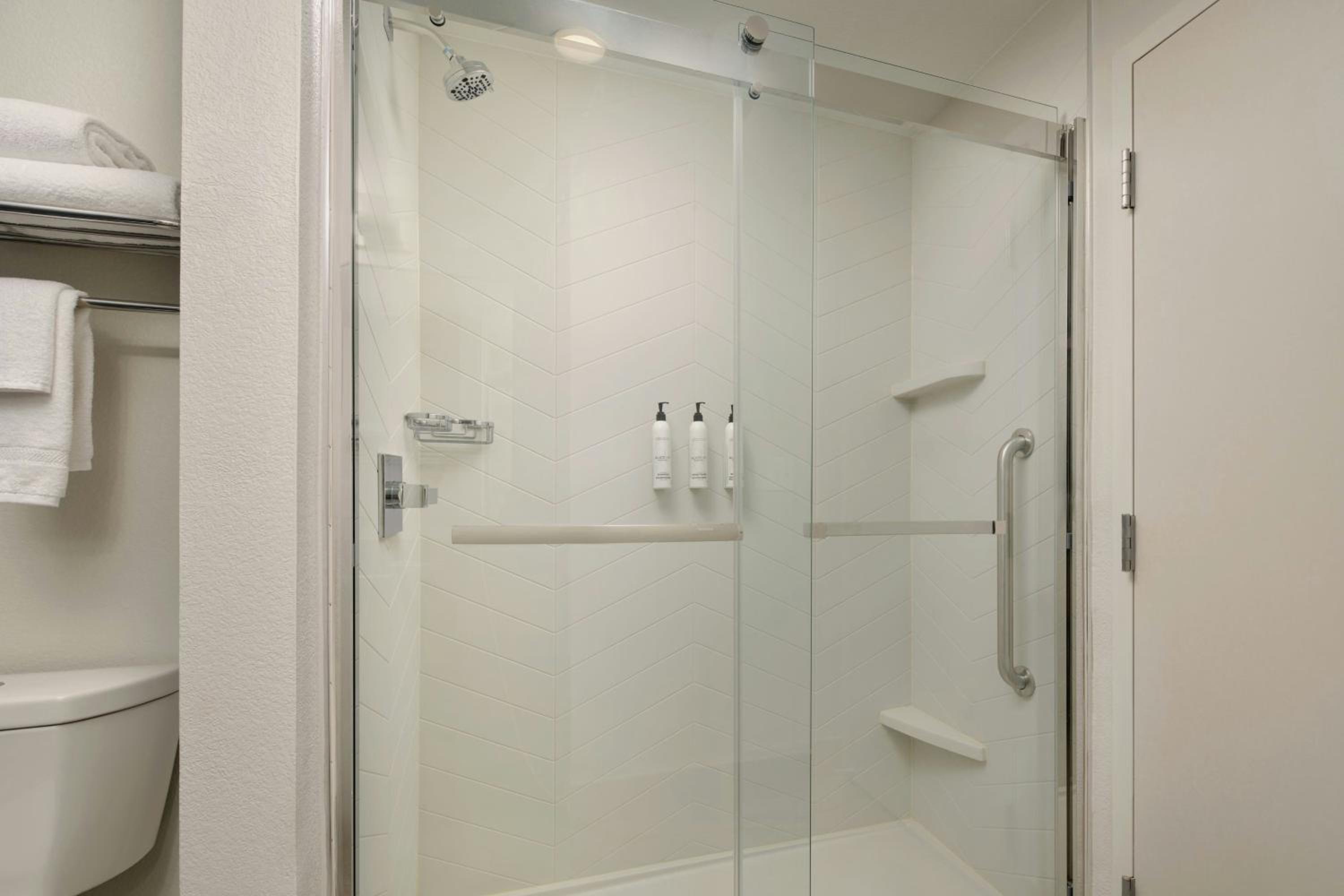 King Room with Roll-In Shower - Mobility Access/Hearing Accessible photo 3