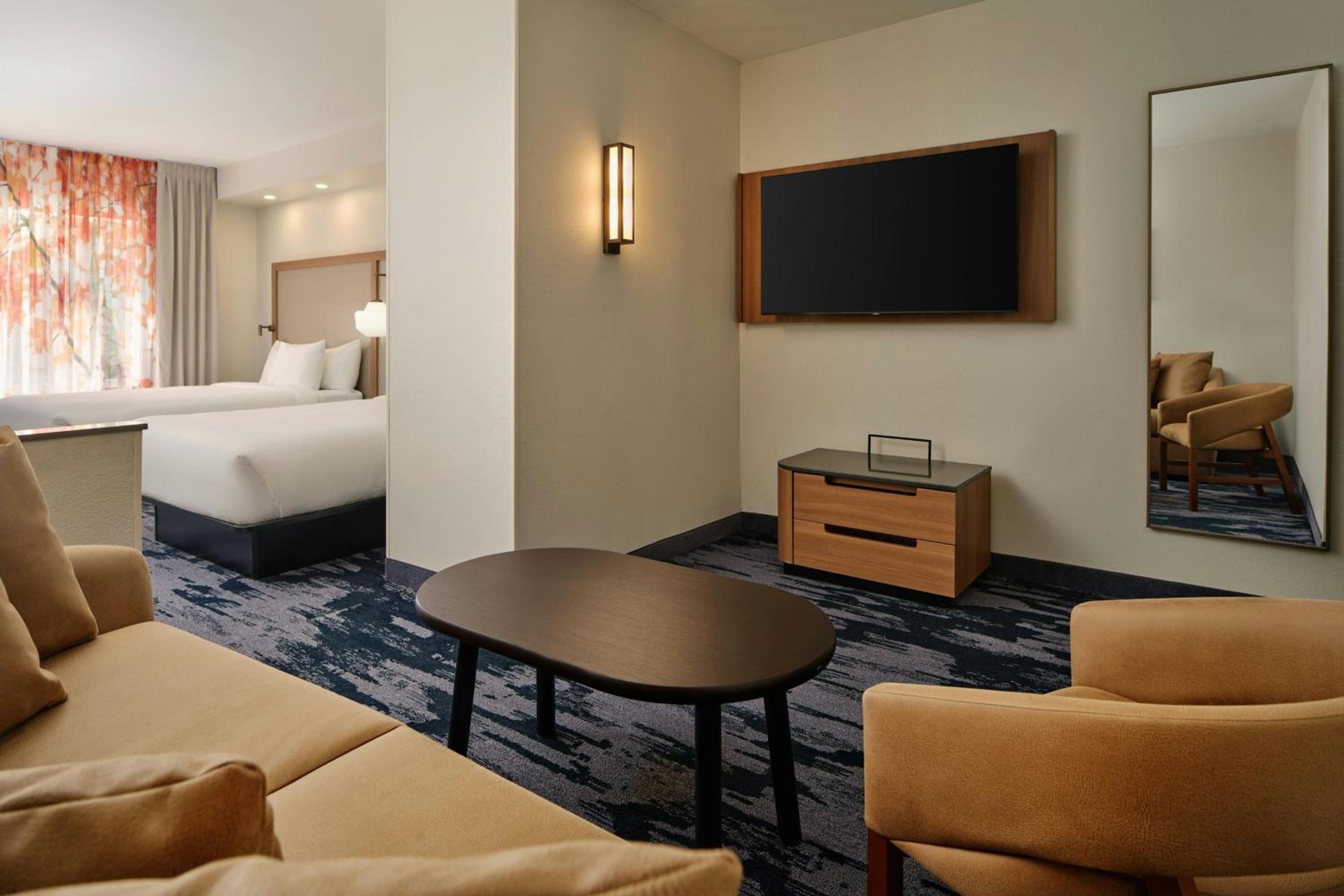 Queen Suite with Two Queen Beds, Bathtub and Sofa Bed - Mobility Access photo 1