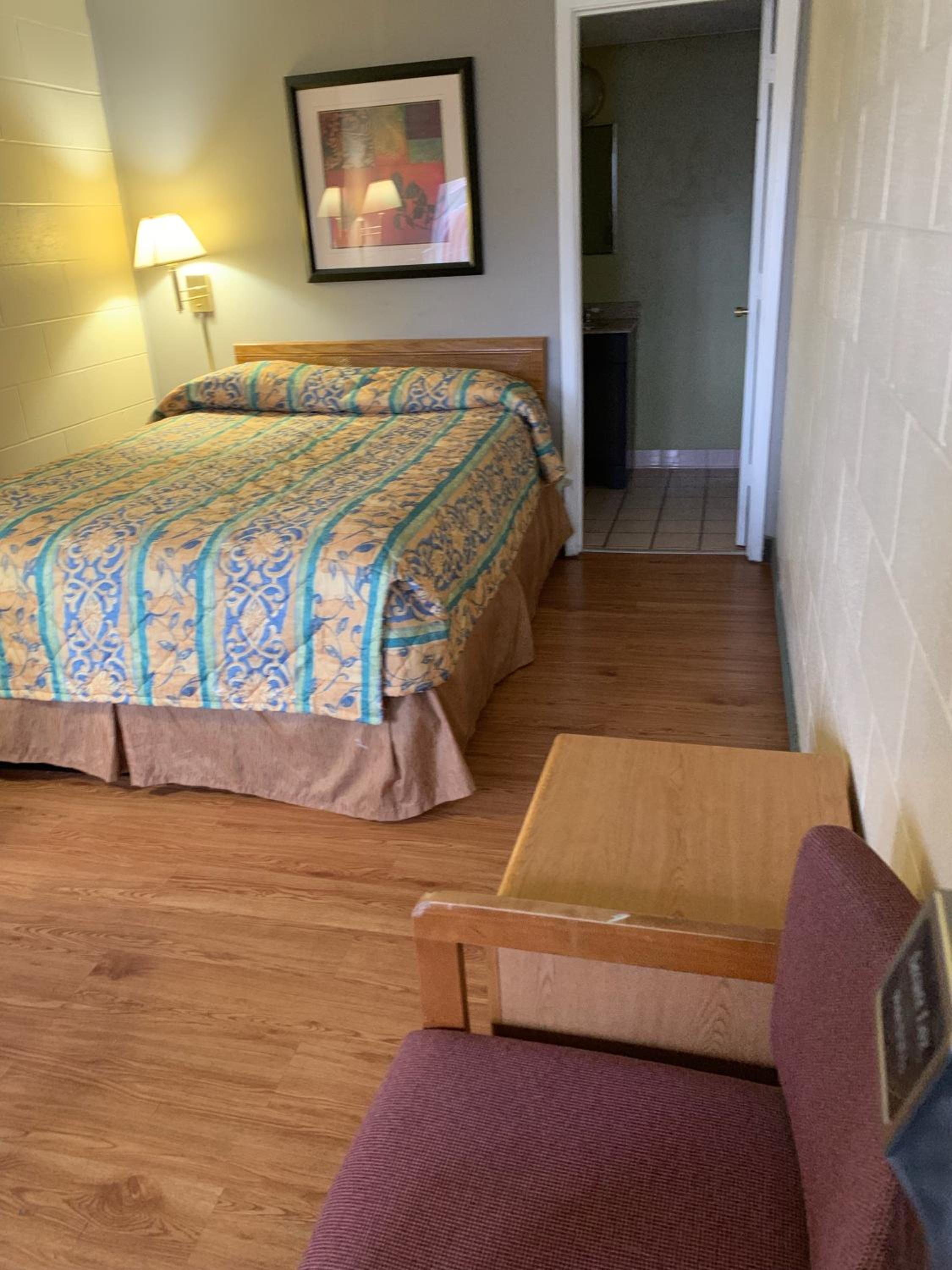 Queen Room photo 2