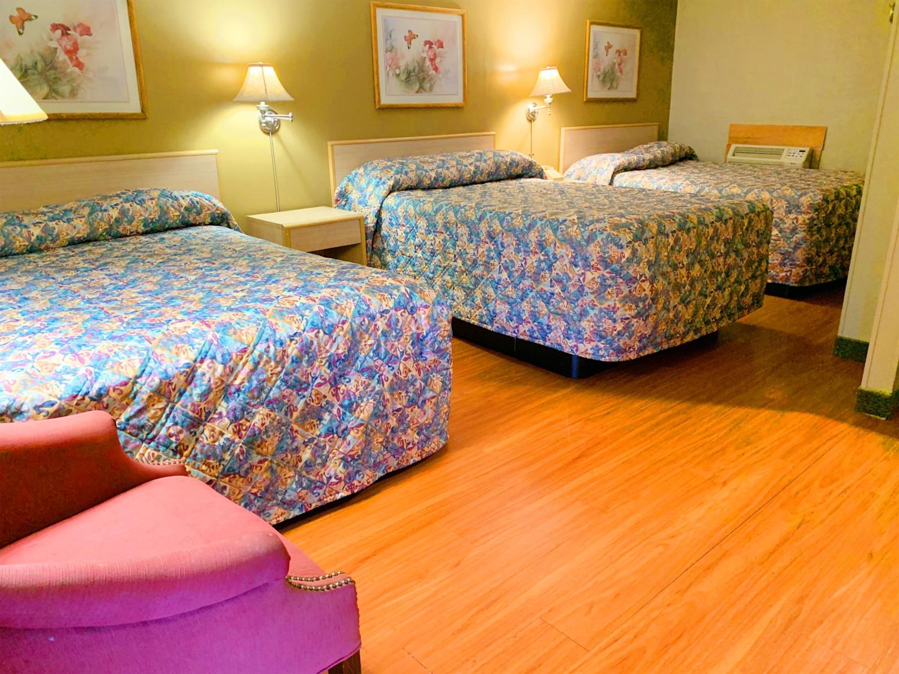 Triple Room with Three Double Beds  photo 2