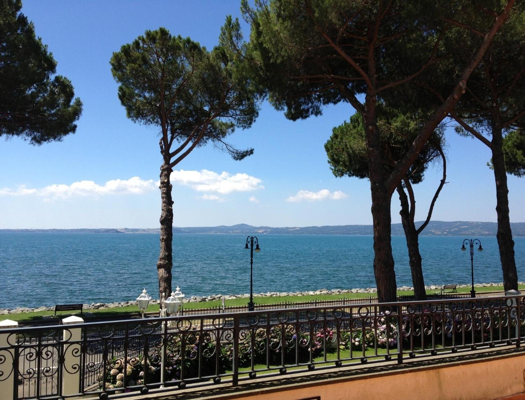 Superior Double Room with Balcony and Lake View - Photo 10