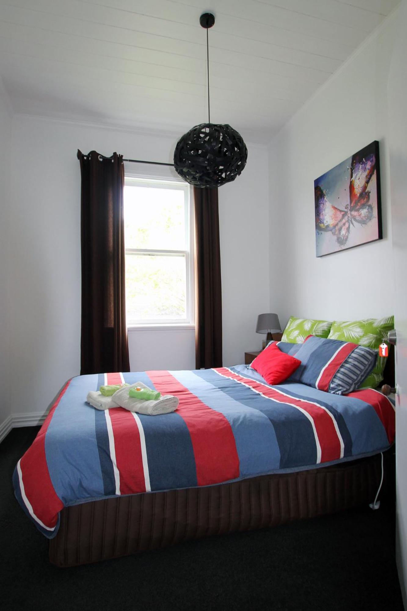 Three-Bedroom House - Photo 10