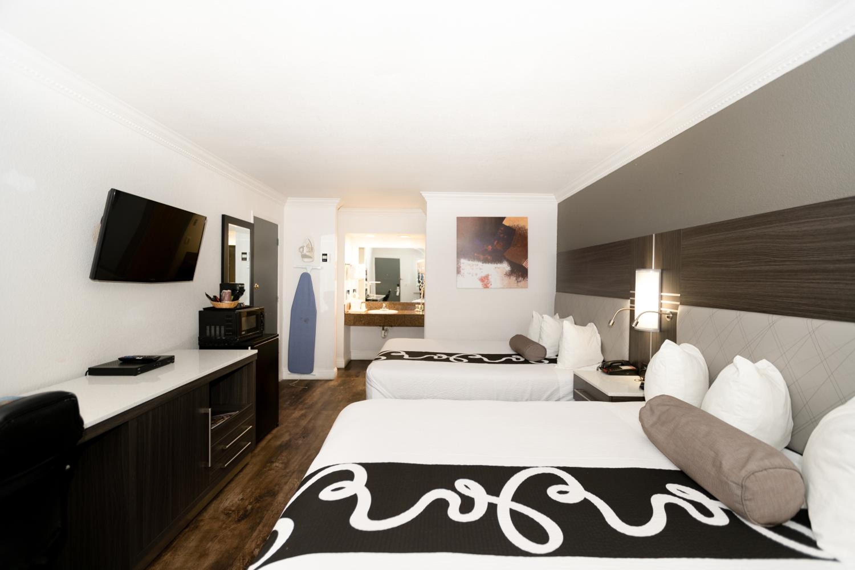 Quadruple Room with Two Queen Beds - Non Smoking photo 2