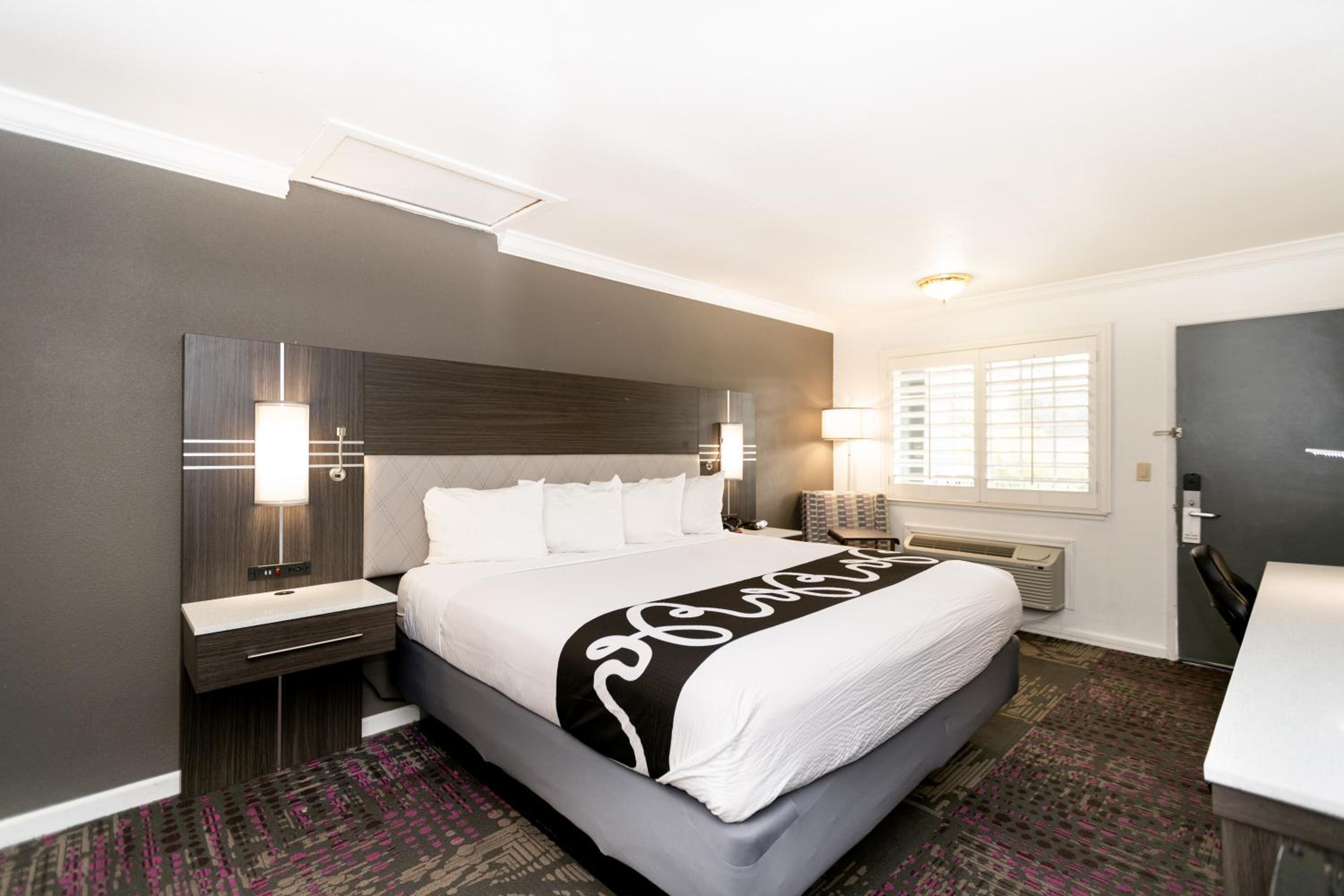 King Room - Non Smoking photo 1