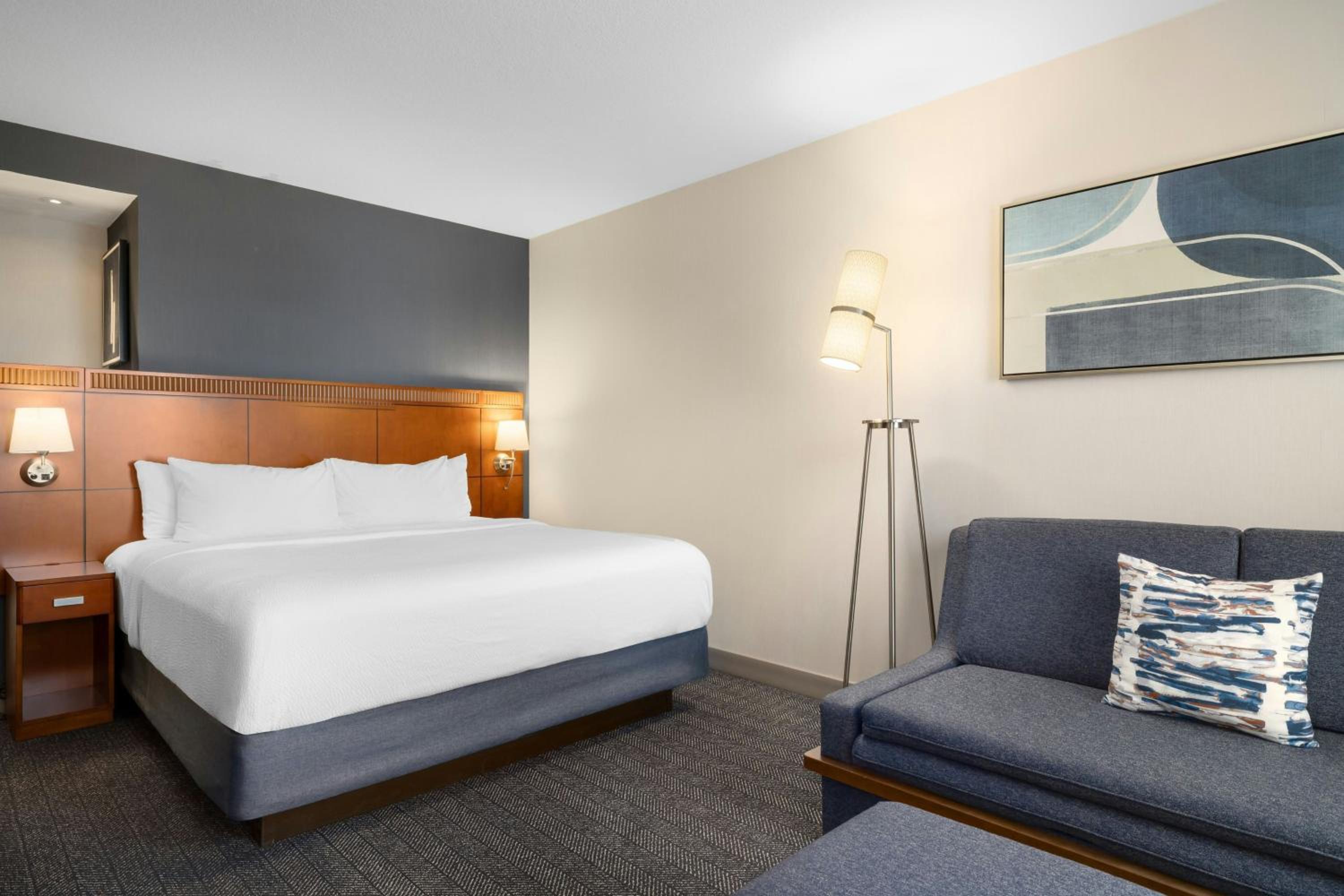 King Room with Roll-In Shower - Mobility Access/Hearing Accessible