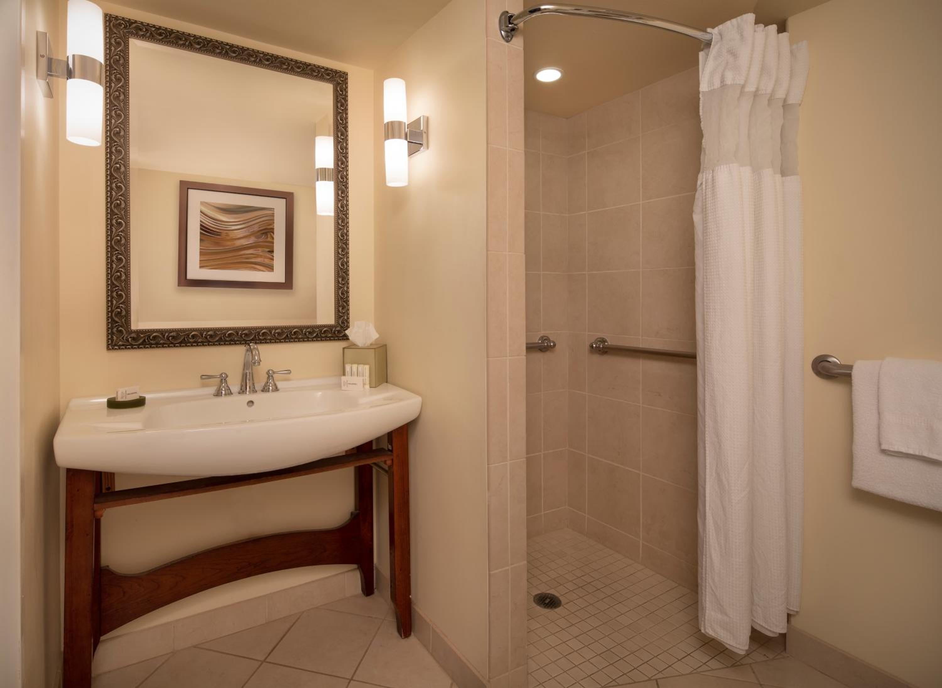 One-Bedroom King Junior Suite with Transfer Shower and Sofa Bed - Mobility Access/Hearing Accessible