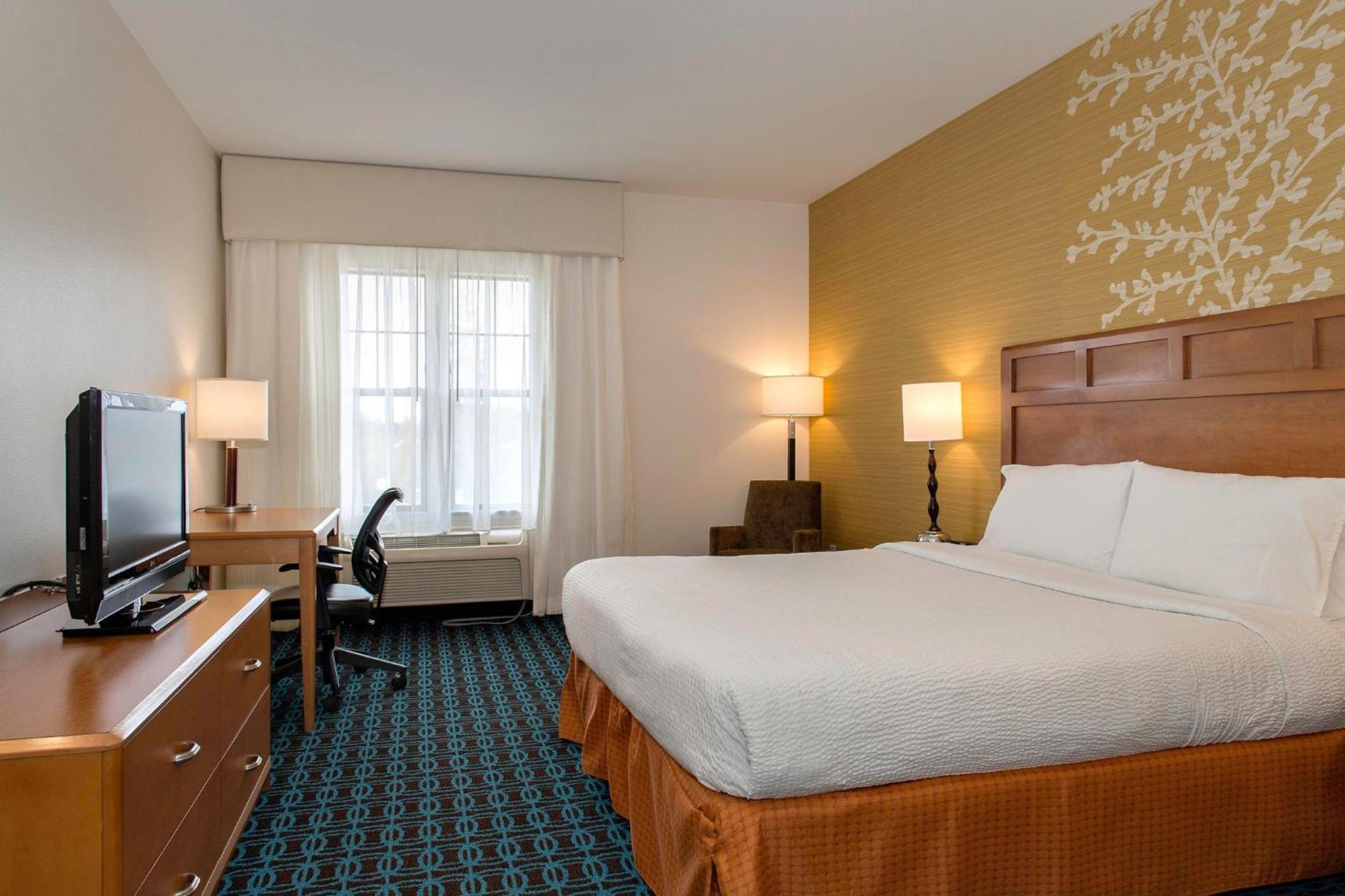 King Room with Adapted Tub - Mobility and Hearing Accessible