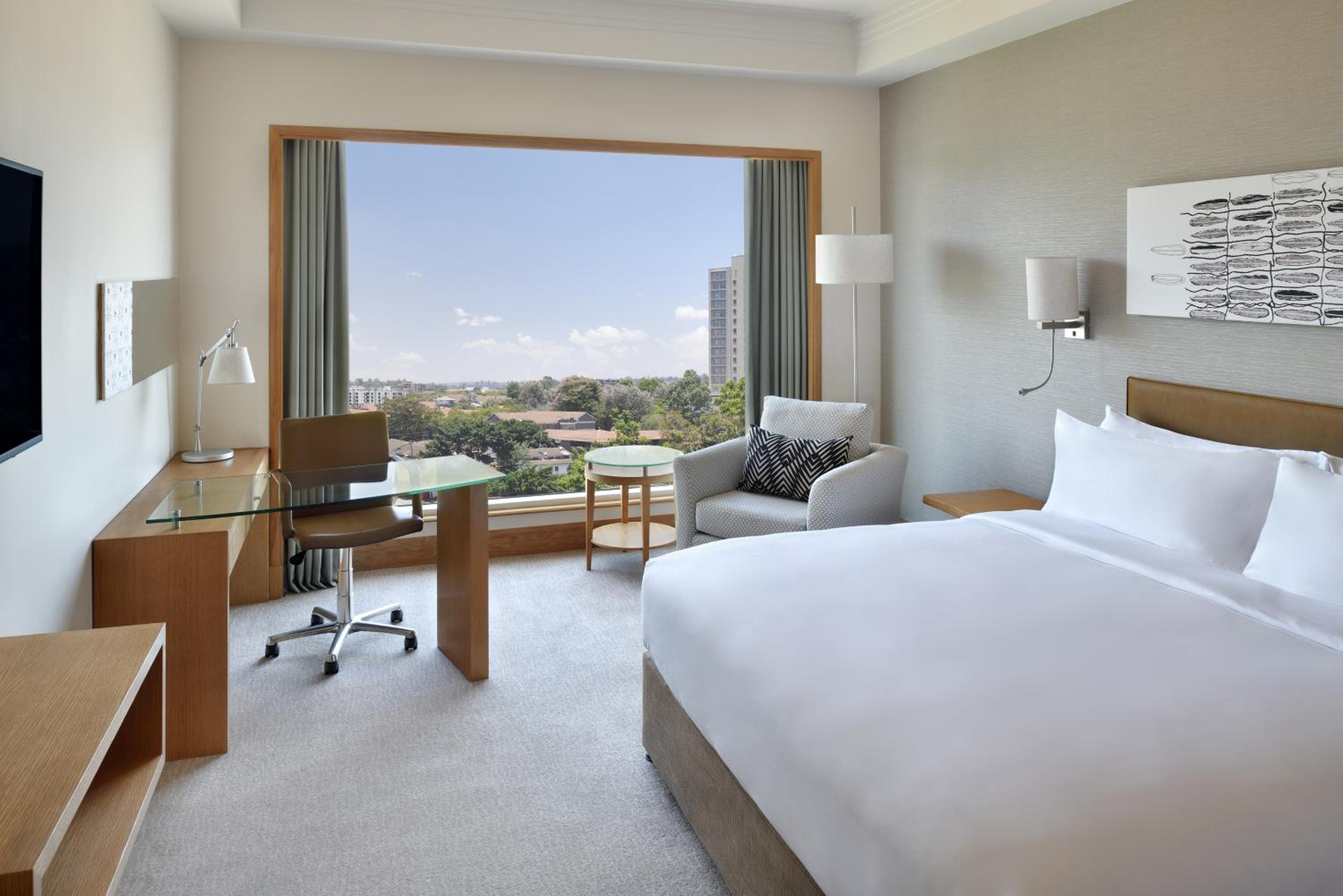 Executive, Concierge level, Guest room, 1 King, City view - Photo 9