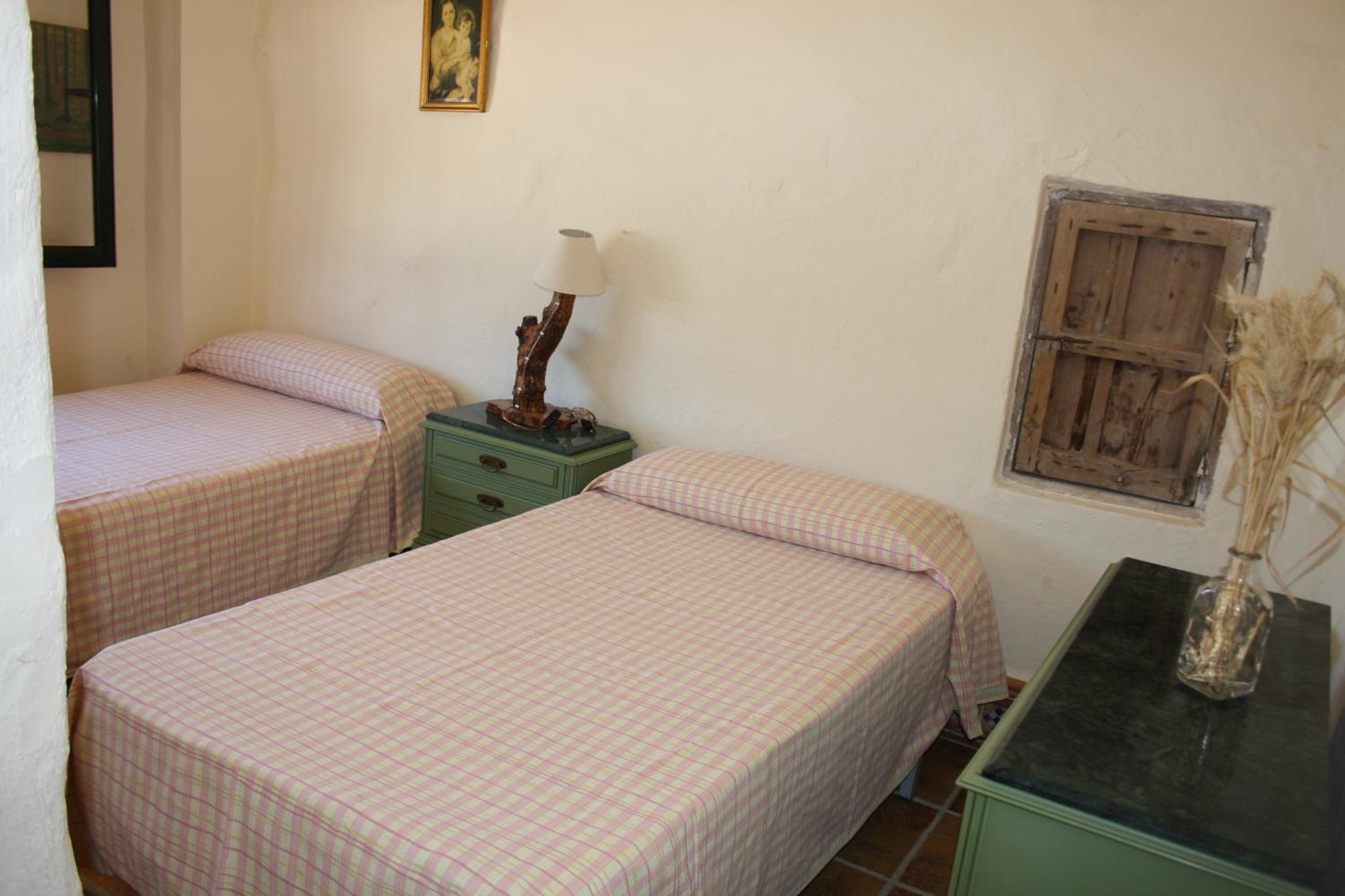 Seven-Bedroom House - Photo 6