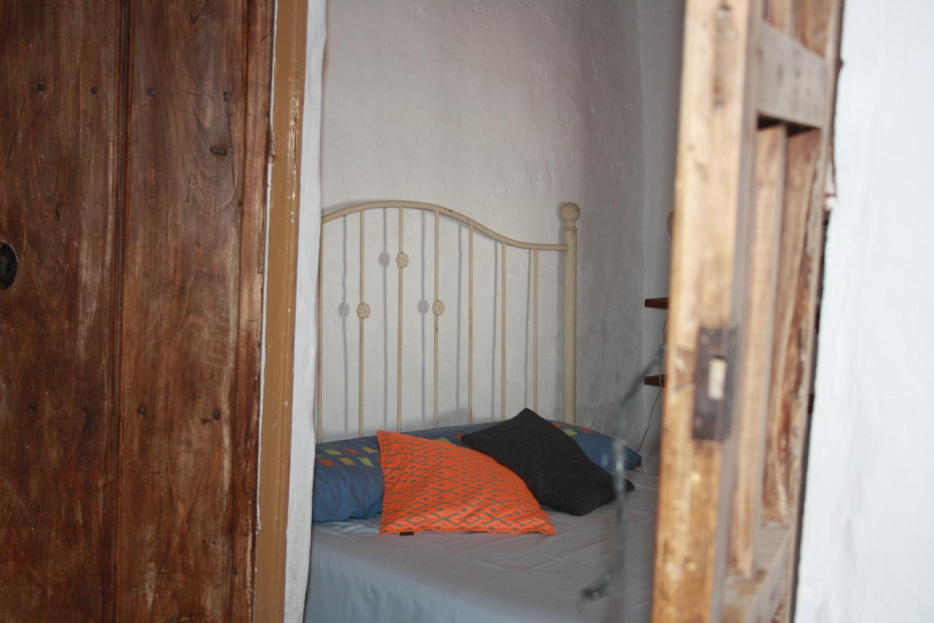 Seven-Bedroom House - Photo 7