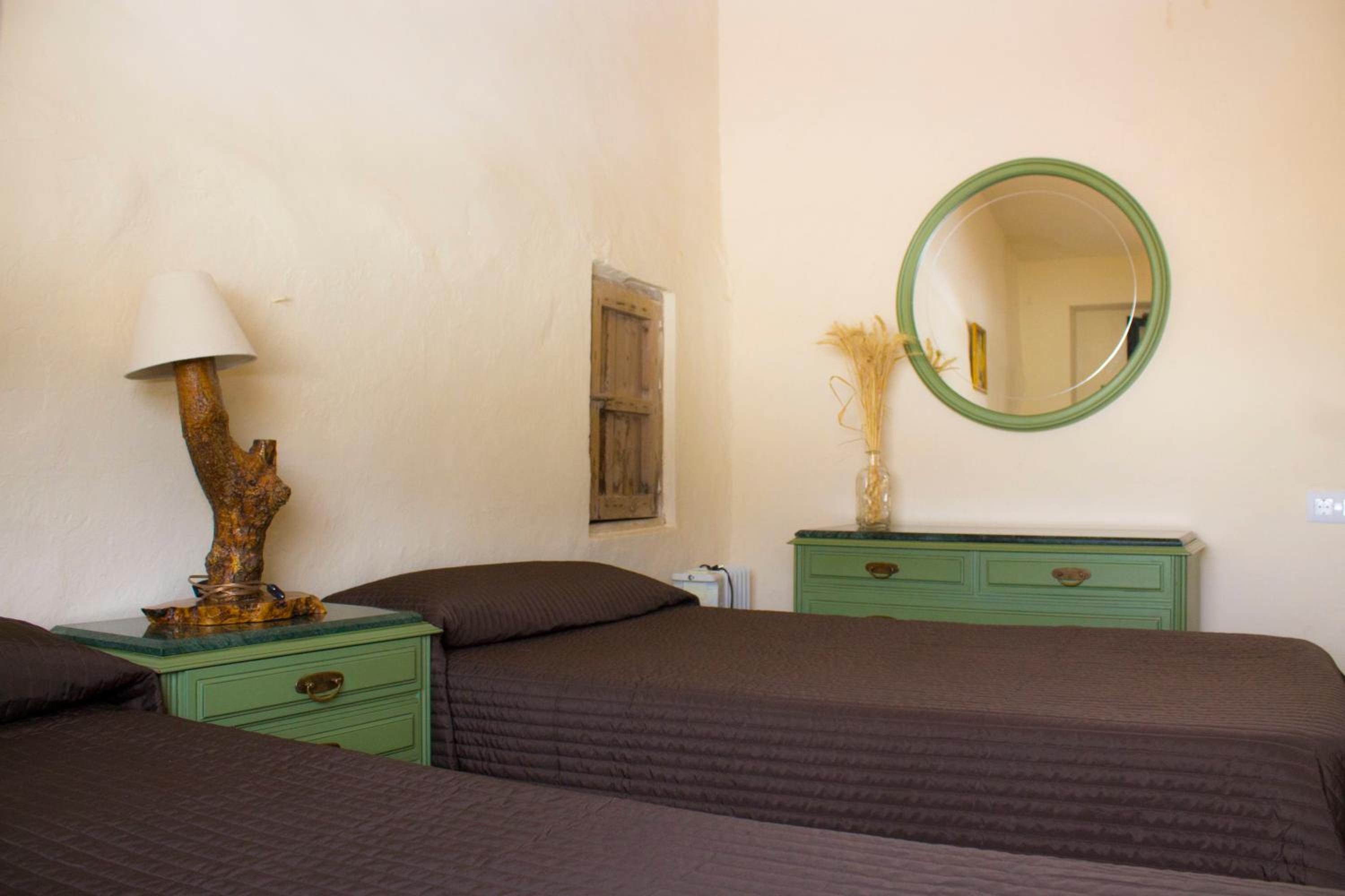 Seven-Bedroom House - Photo 8