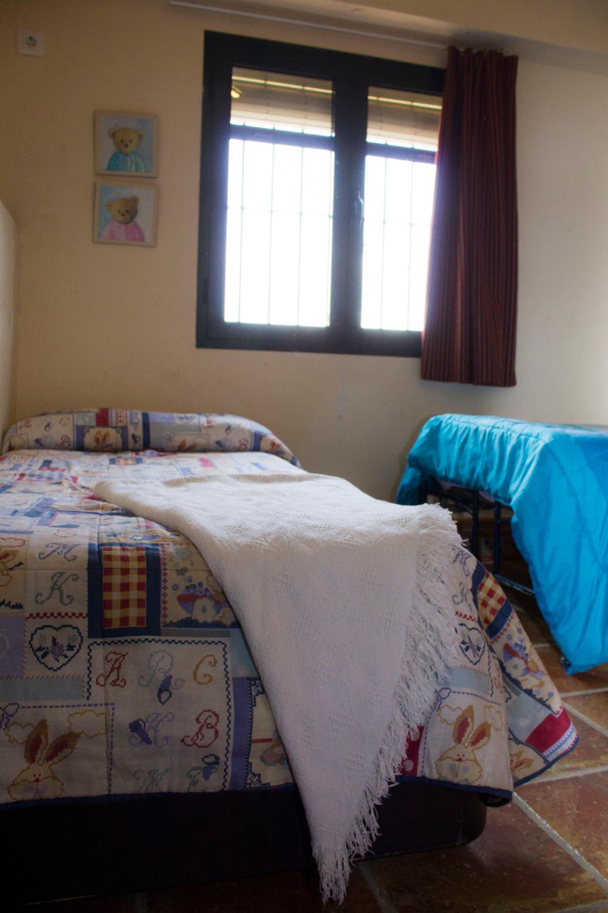 Seven-Bedroom House - Photo 11