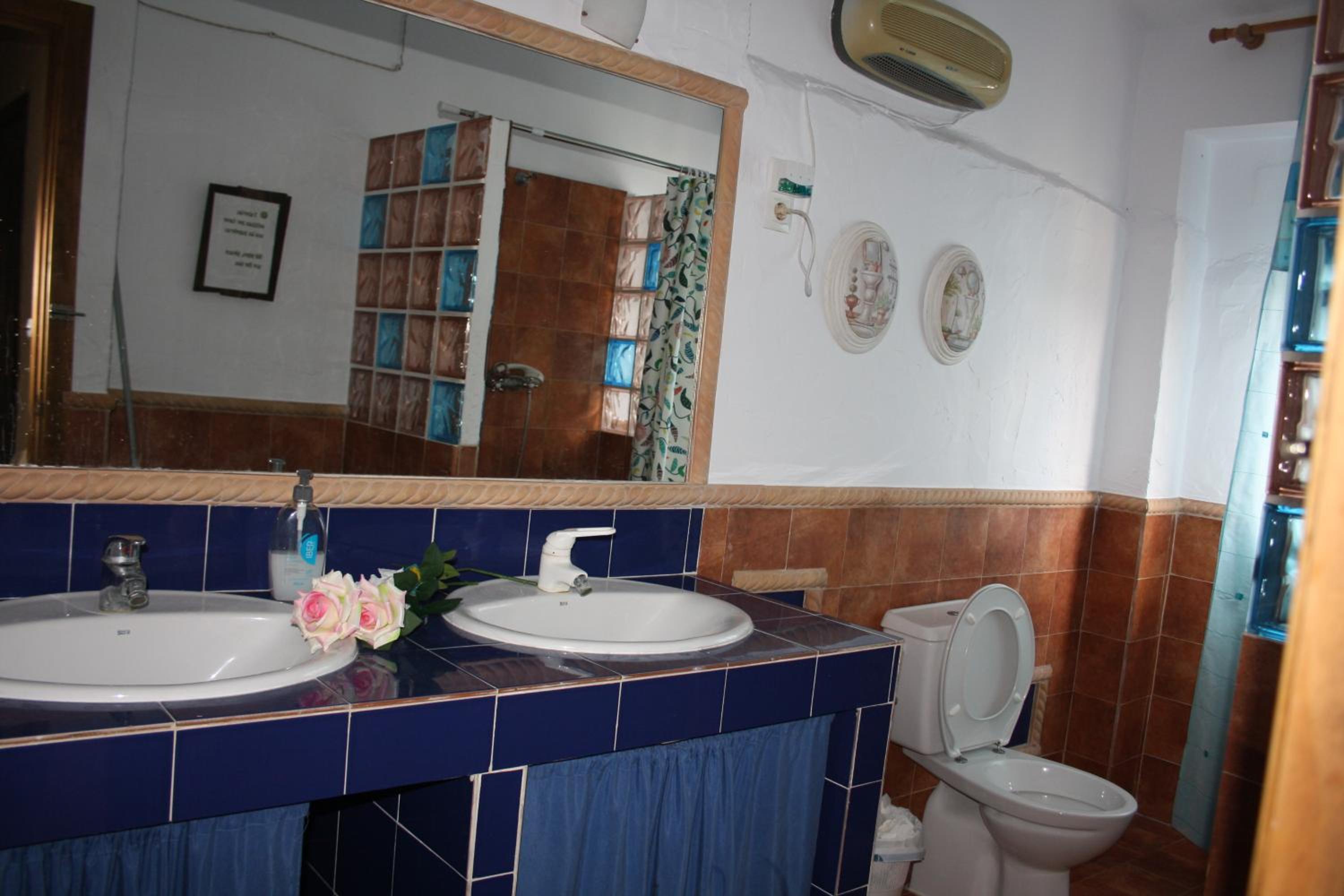Seven-Bedroom House - Photo 12