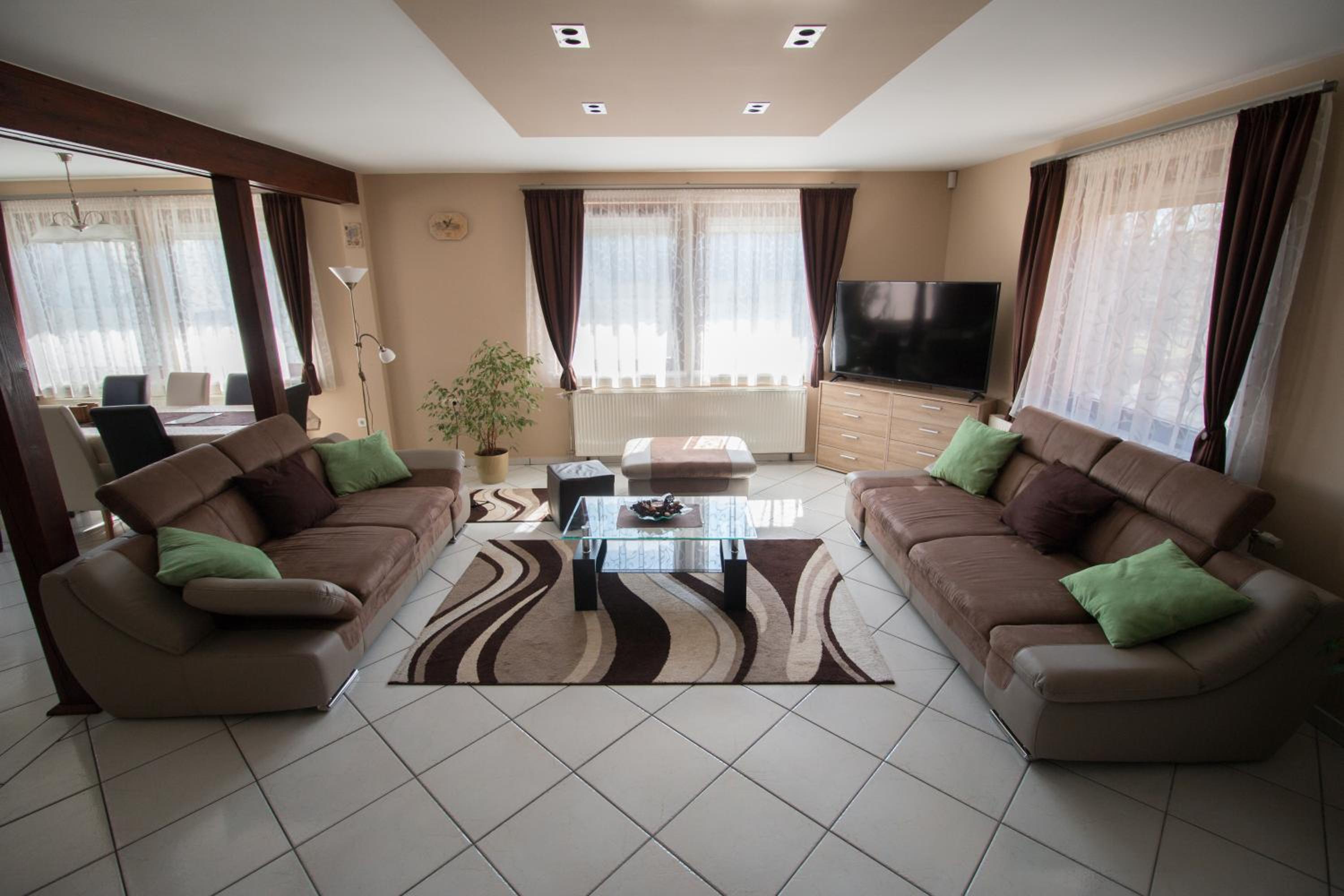 Seven-Bedroom House photo 1
