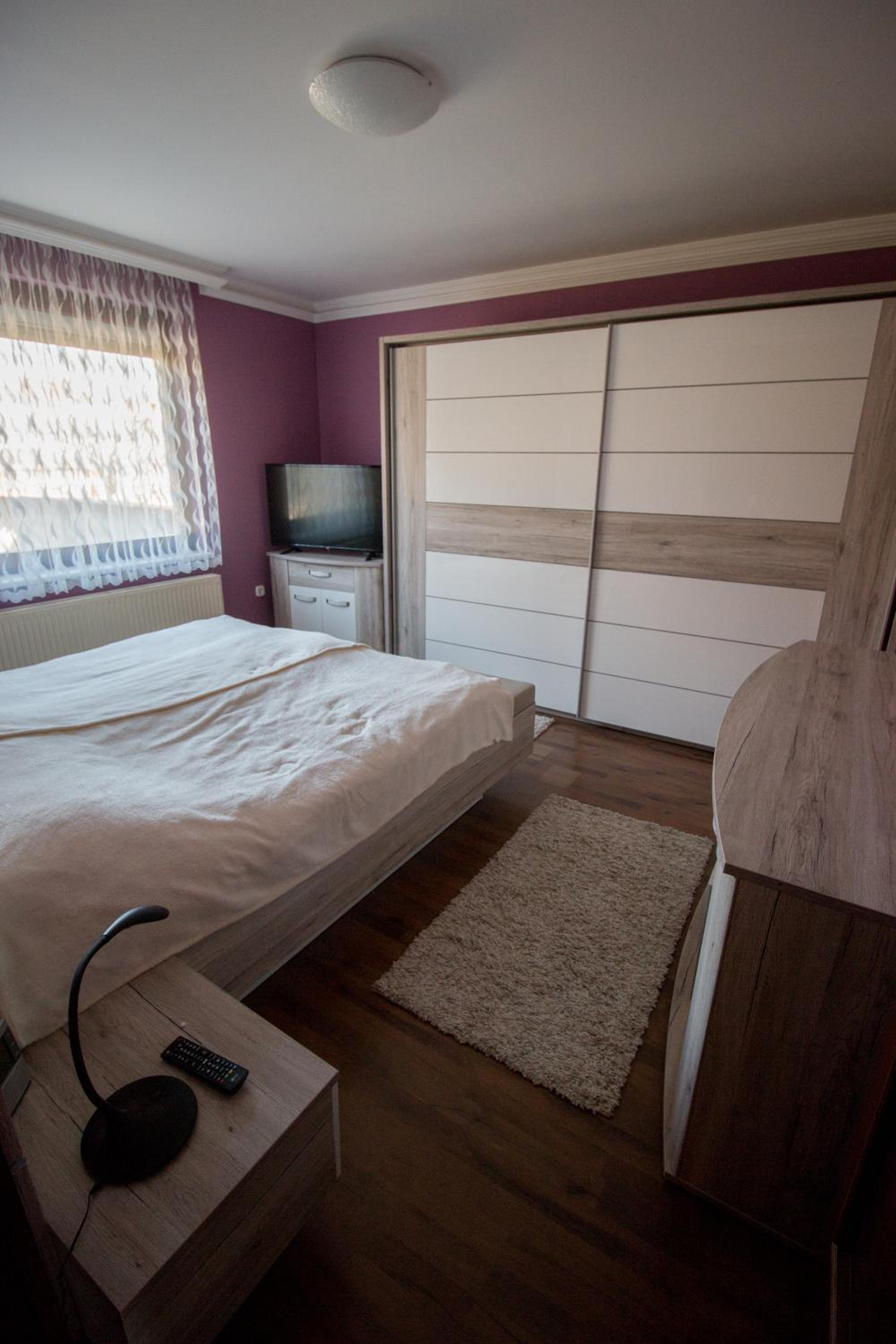 Seven-Bedroom House photo 2