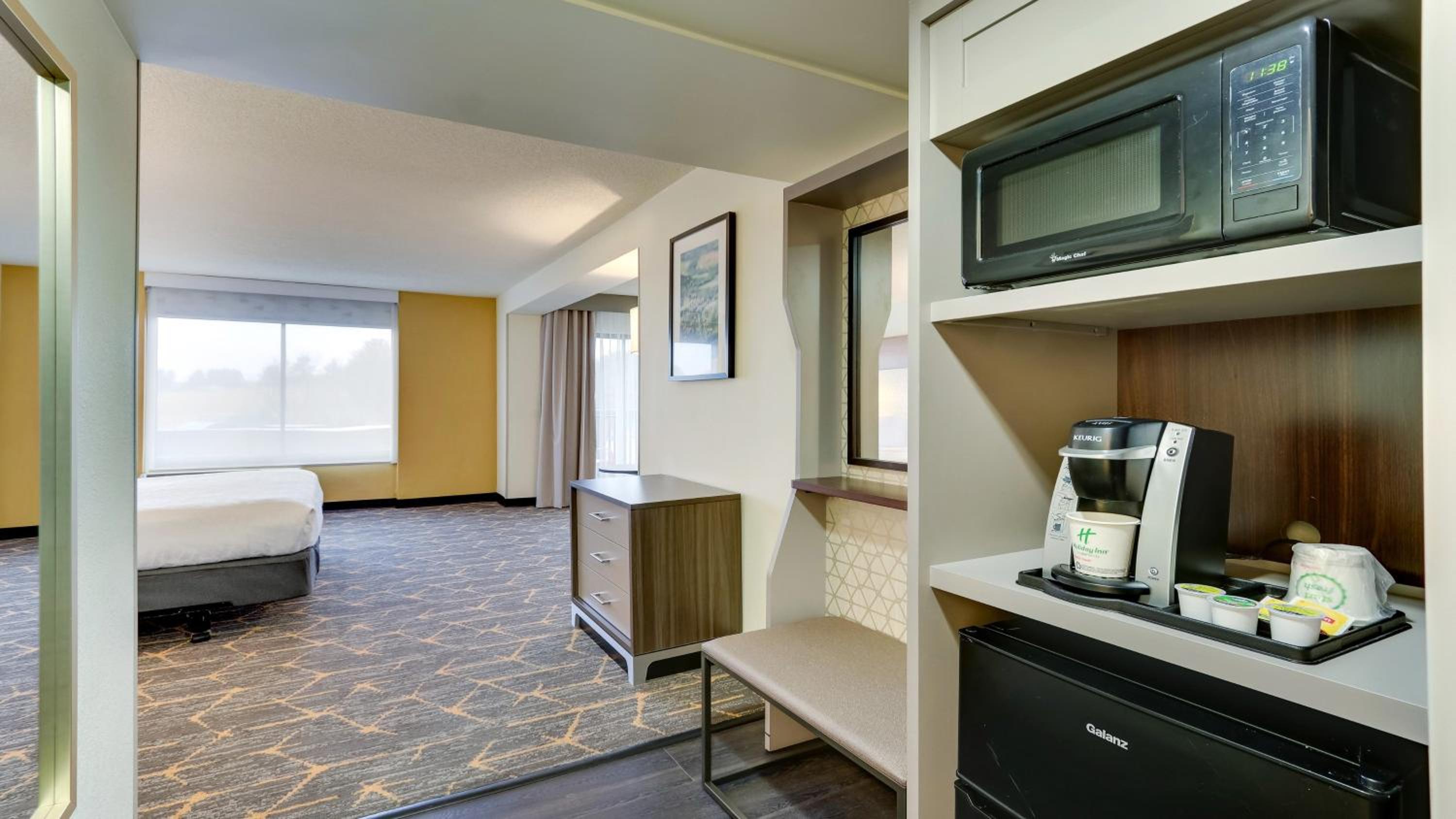 King Room with Tub and Balcony - Communications/Mobility Accessible