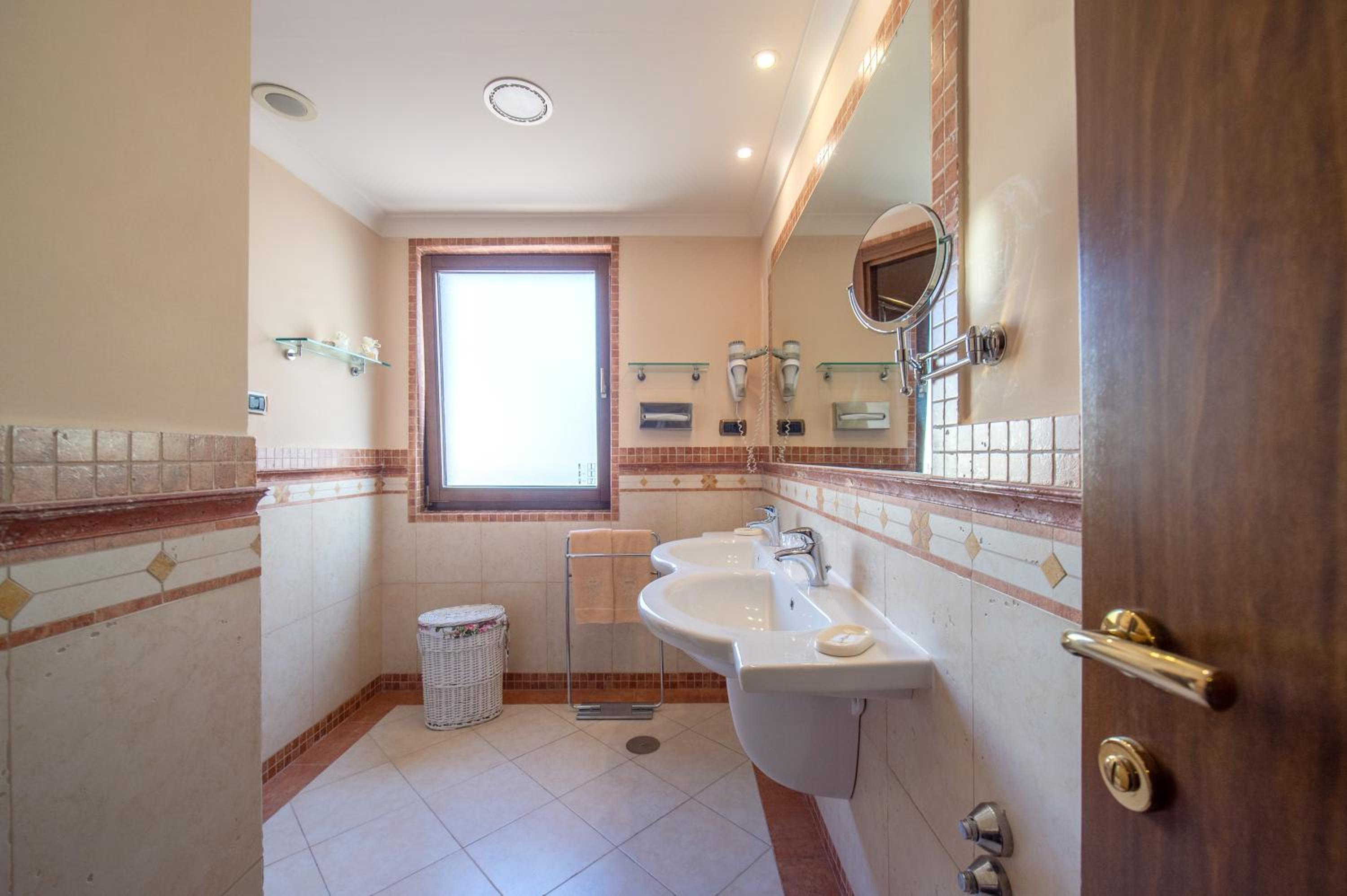 Suite with Spa Bath - Partial Sea view thumbnail 6